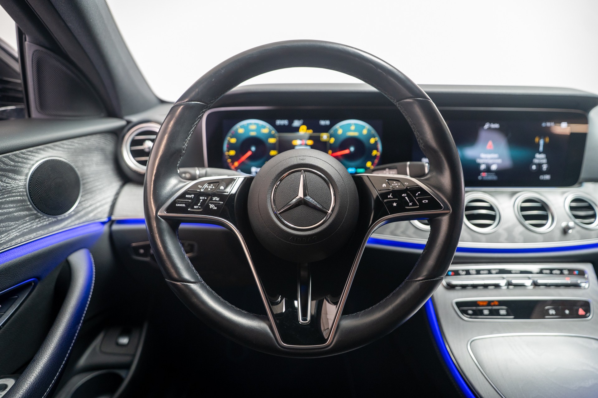 MERCEDES-BENZ E 200 Avantgarde 4matic / CH-Fahrzeug / 360°Kamera / Ambientebeleuchtung-image-25