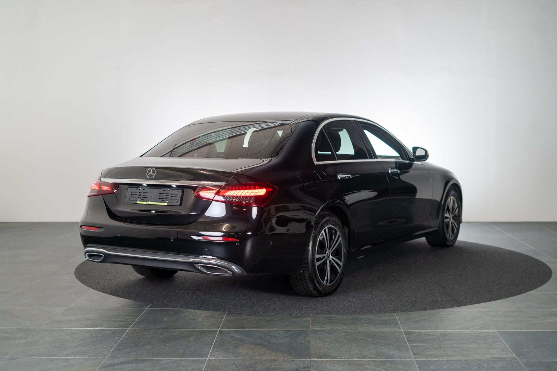 MERCEDES-BENZ E 200 Avantgarde 4matic / CH-Fahrzeug / 360°Kamera / Ambientebeleuchtung-image-3