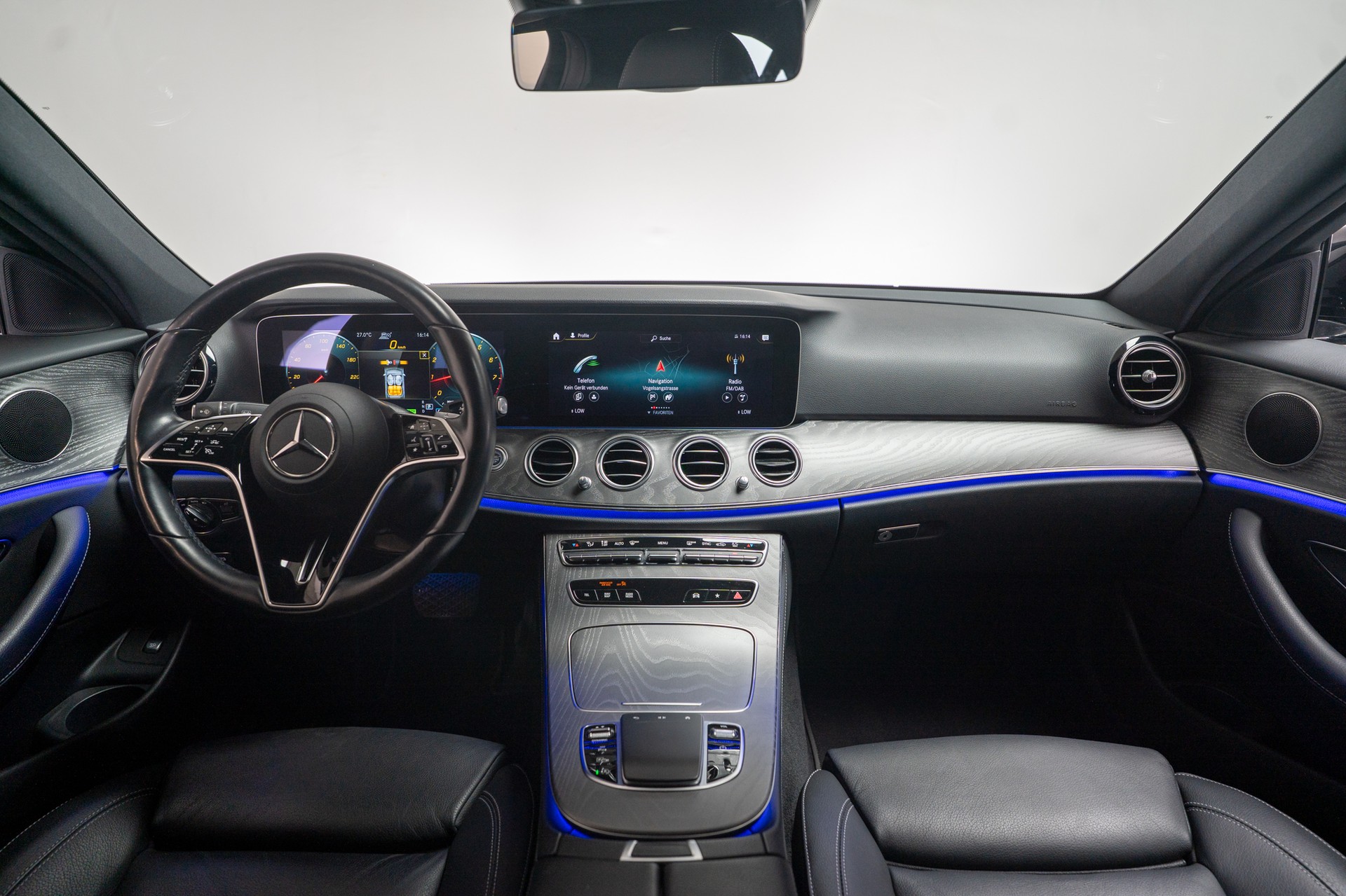 MERCEDES-BENZ E 200 Avantgarde 4matic / CH-Fahrzeug / 360°Kamera / Ambientebeleuchtung-image-24