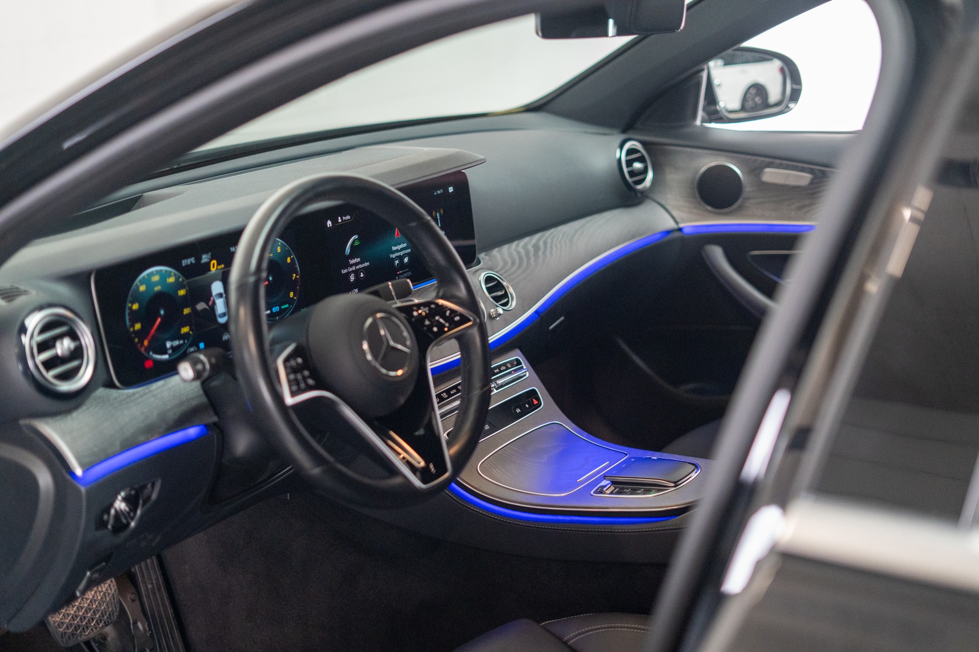 MERCEDES-BENZ E 200 Avantgarde 4matic / CH-Fahrzeug / 360°Kamera / Ambientebeleuchtung-image-16