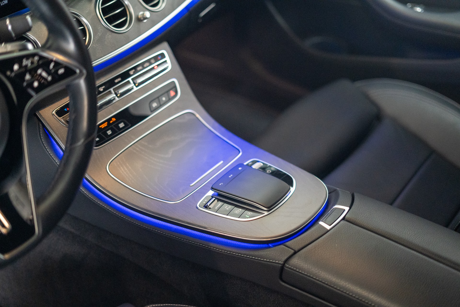 MERCEDES-BENZ E 200 Avantgarde 4matic / CH-Fahrzeug / 360°Kamera / Ambientebeleuchtung-image-17