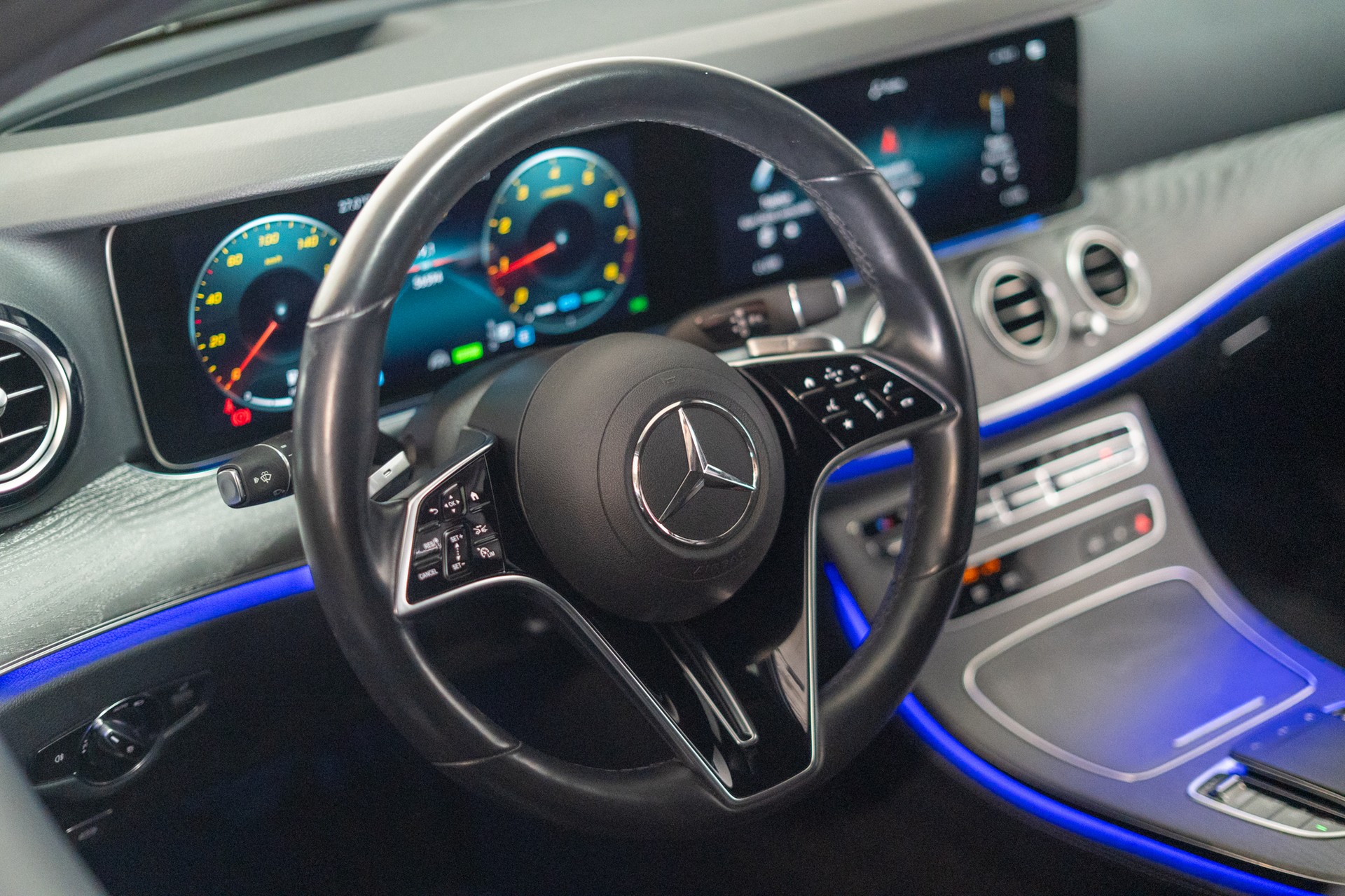 MERCEDES-BENZ E 200 Avantgarde 4matic / CH-Fahrzeug / 360°Kamera / Ambientebeleuchtung-image-15
