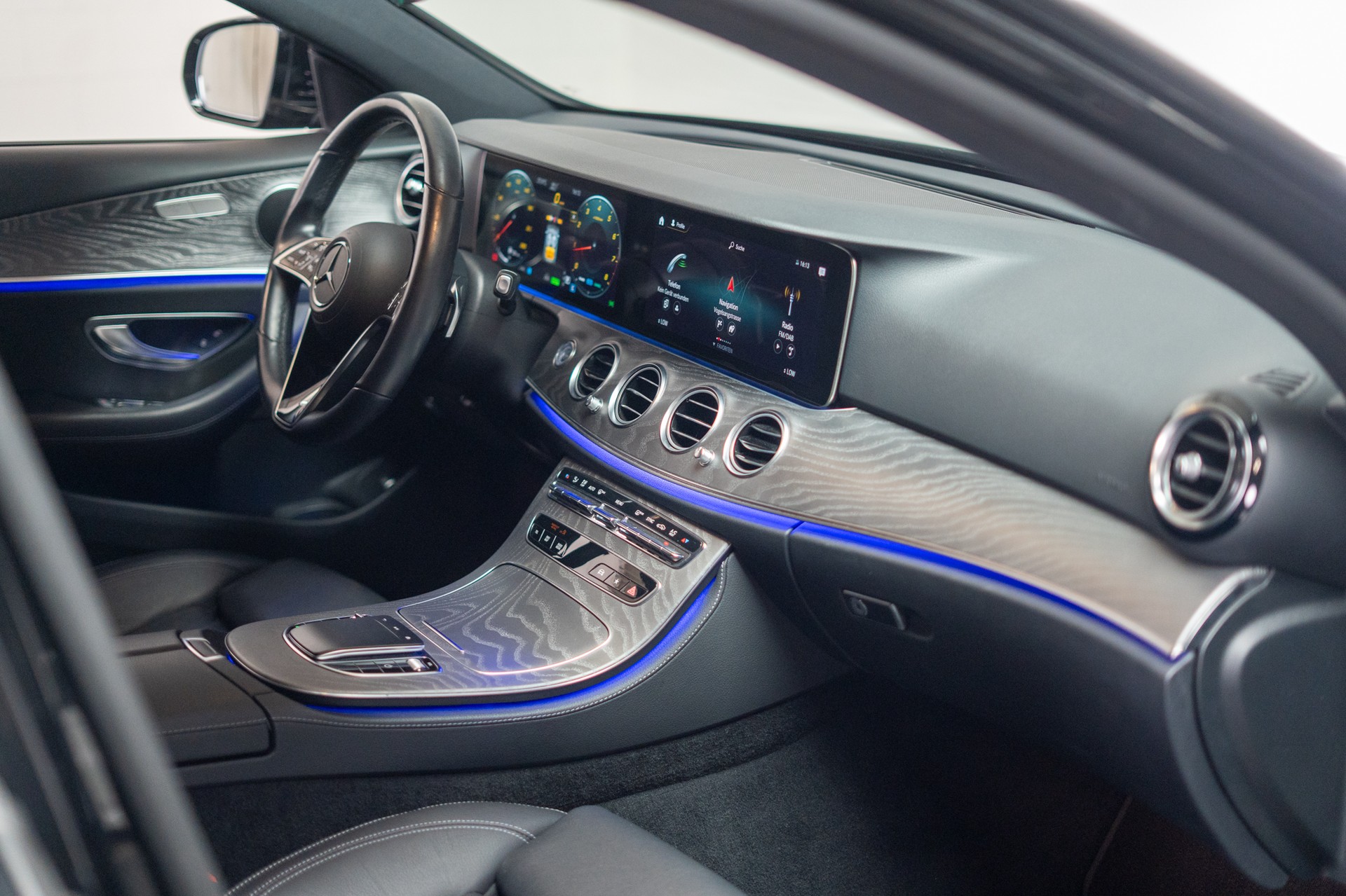 MERCEDES-BENZ E 200 Avantgarde 4matic / CH-Fahrzeug / 360°Kamera / Ambientebeleuchtung-image-23