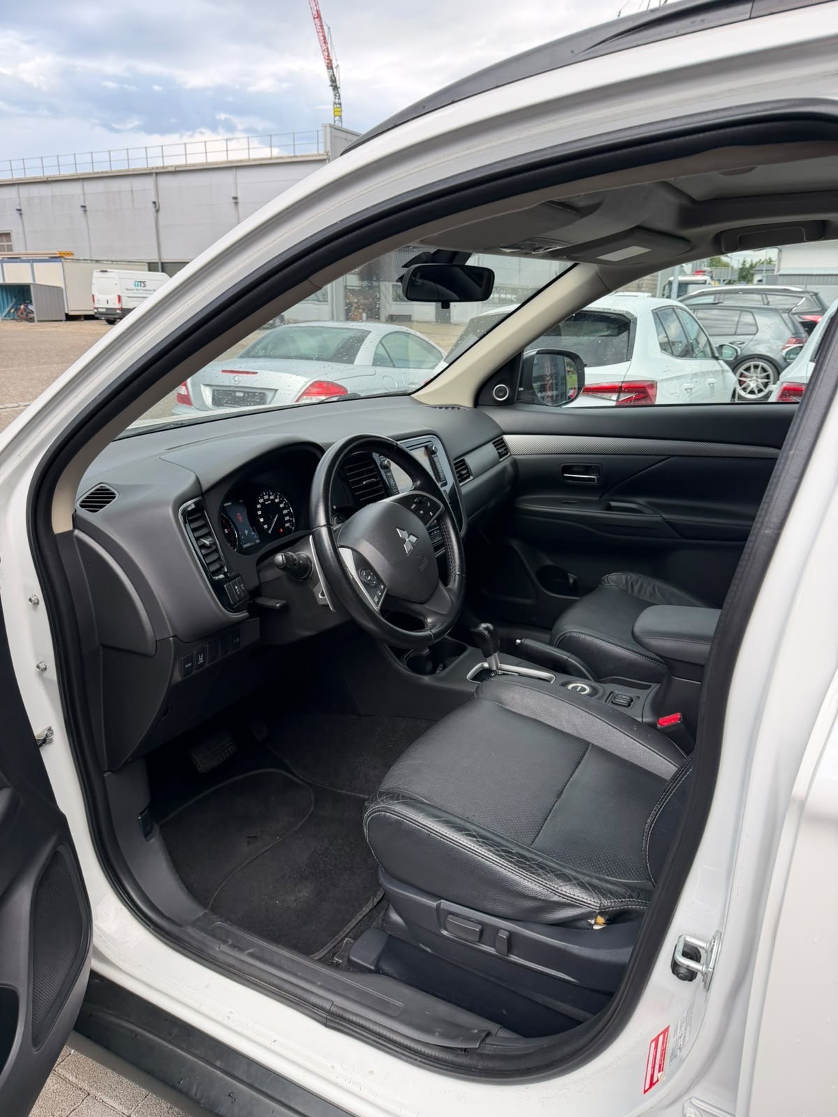 MITSUBISHI Outlander 2.2 DID Navigator Safety 4WD Automatic-image-11