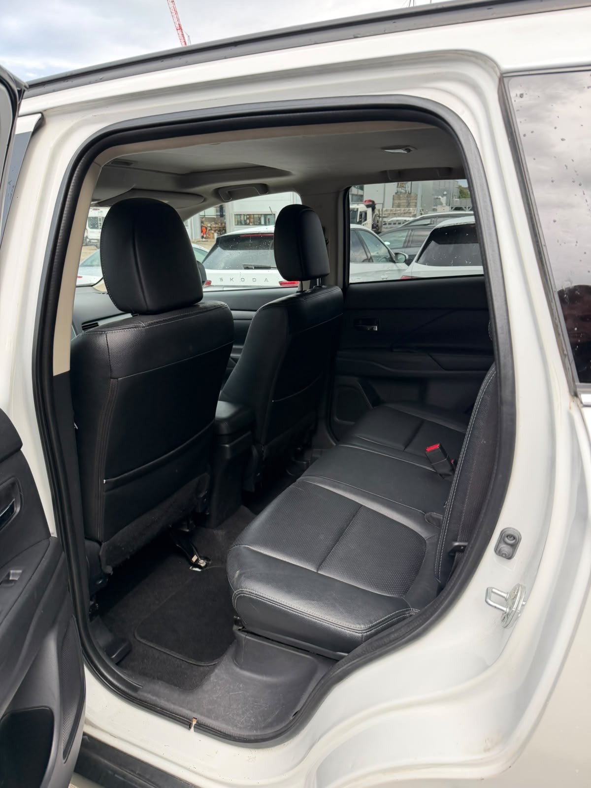 MITSUBISHI Outlander 2.2 DID Navigator Safety 4WD Automatic-image-13