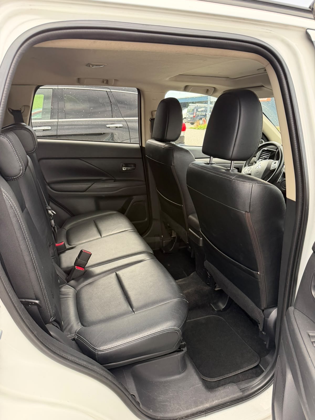 MITSUBISHI Outlander 2.2 DID Navigator Safety 4WD Automatic-image-14