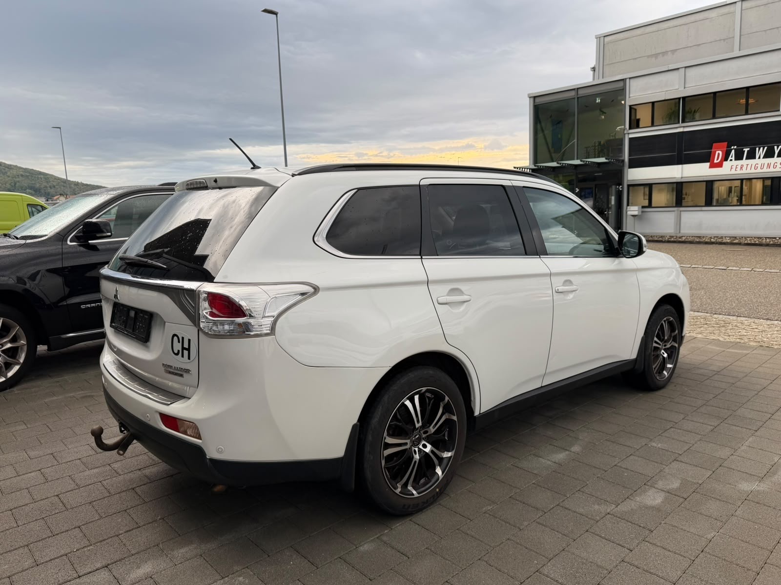 MITSUBISHI Outlander 2.2 DID Navigator Safety 4WD Automatic-image-9