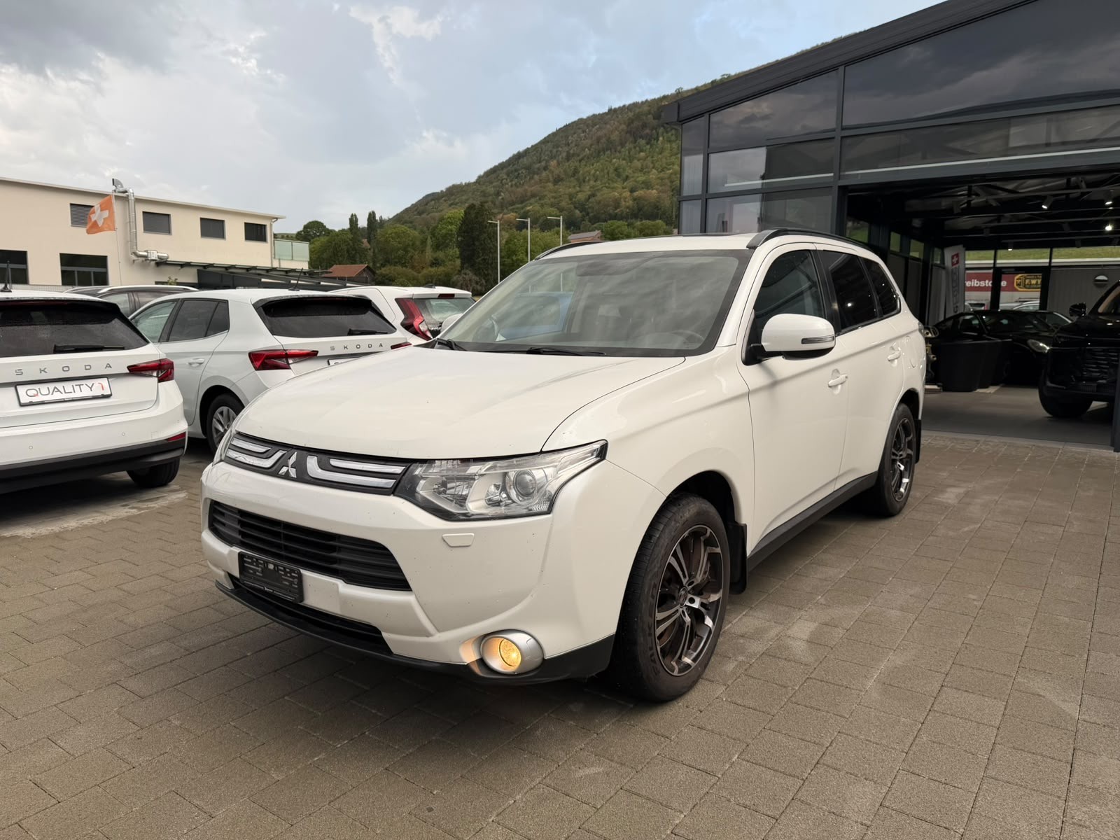 MITSUBISHI Outlander 2.2 DID Navigator Safety 4WD Automatic-image-0