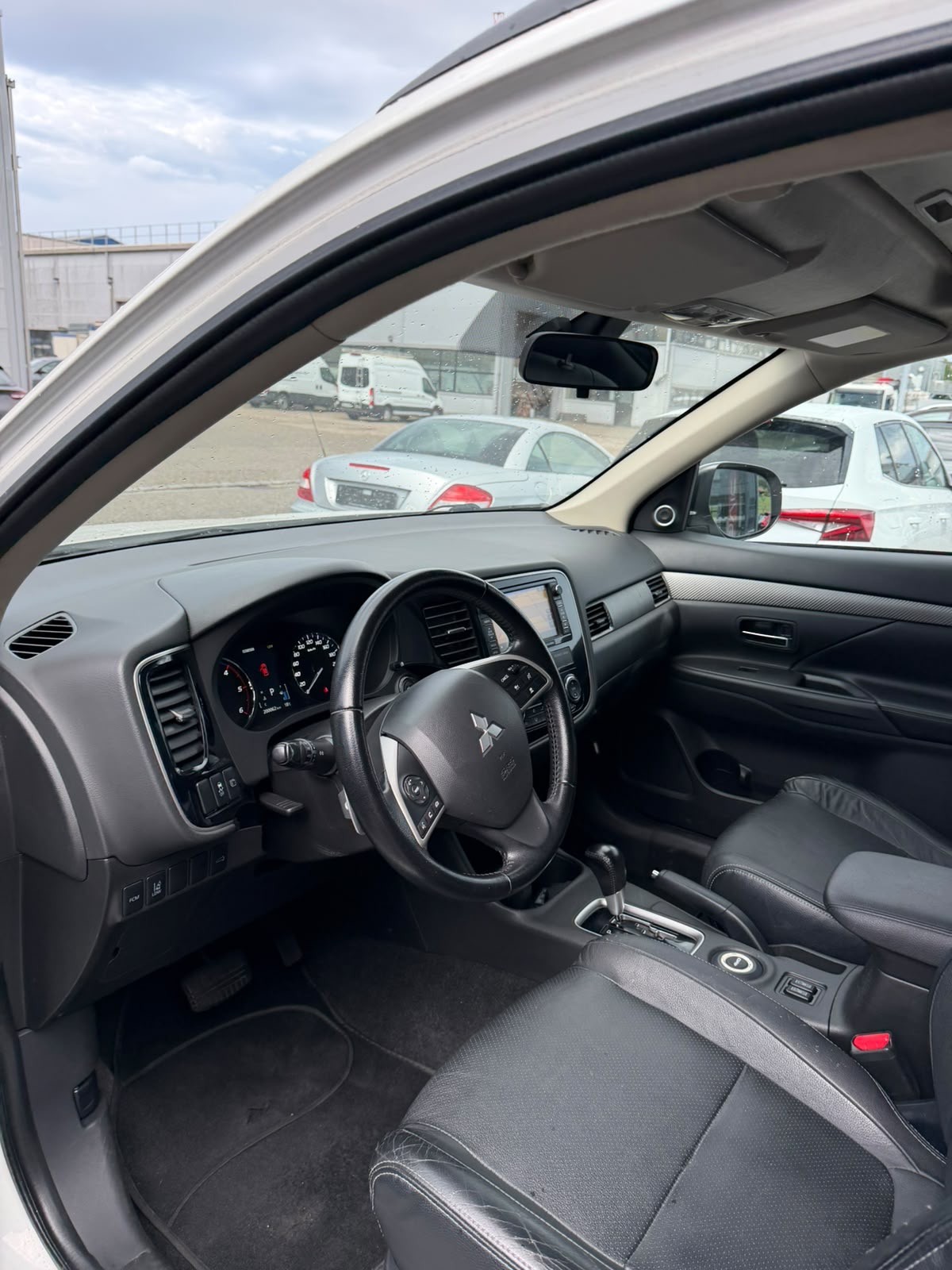 MITSUBISHI Outlander 2.2 DID Navigator Safety 4WD Automatic-image-10