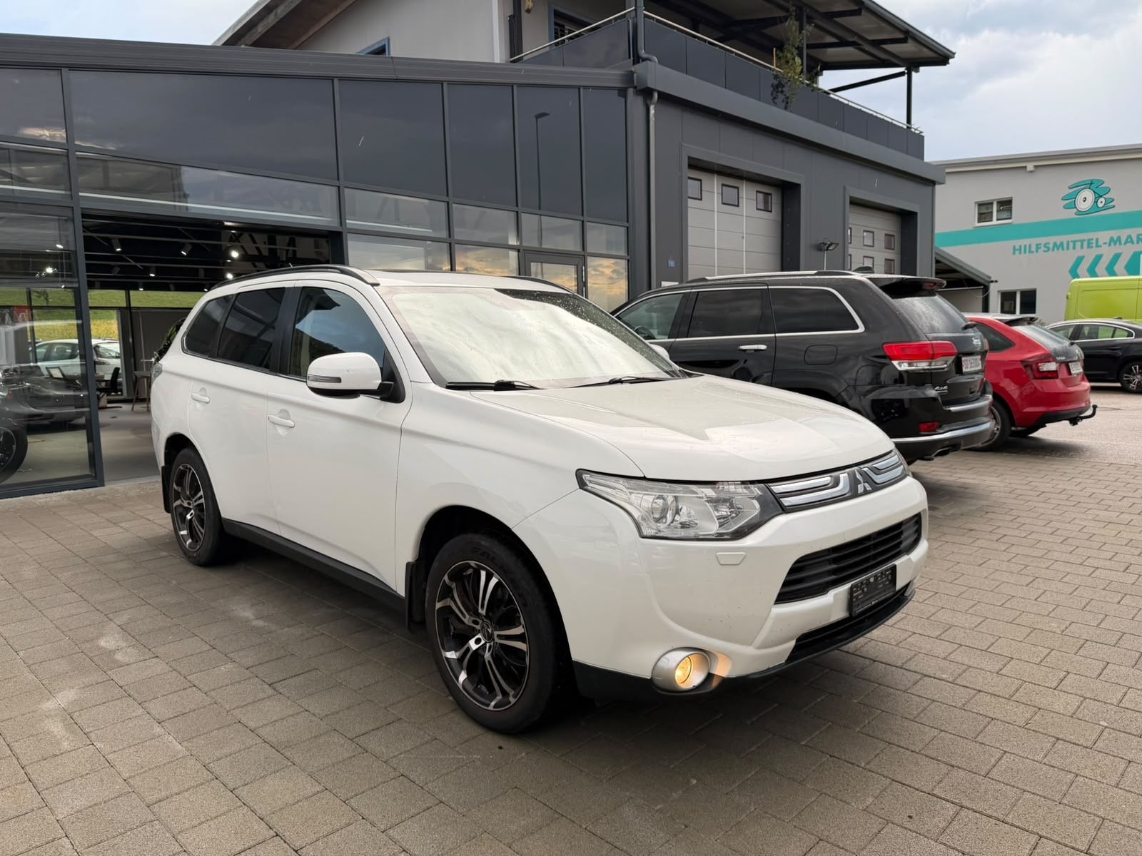 MITSUBISHI Outlander 2.2 DID Navigator Safety 4WD Automatic-image-4
