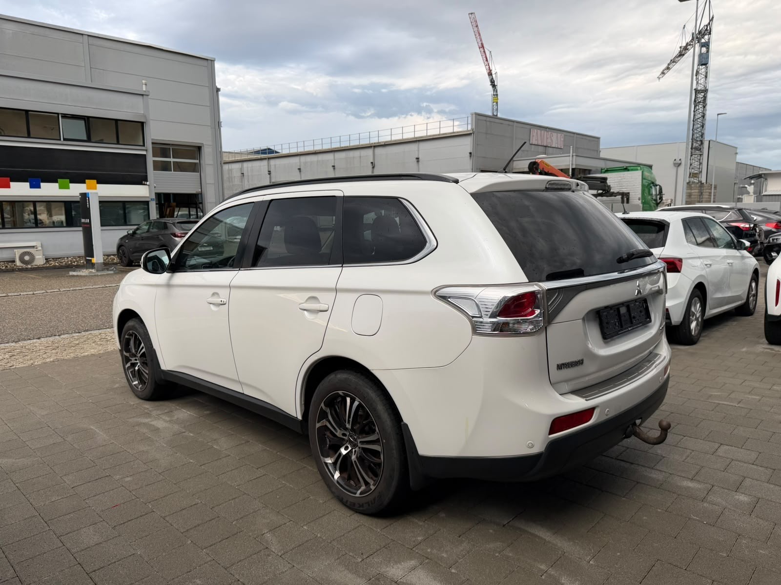 MITSUBISHI Outlander 2.2 DID Navigator Safety 4WD Automatic-image-5