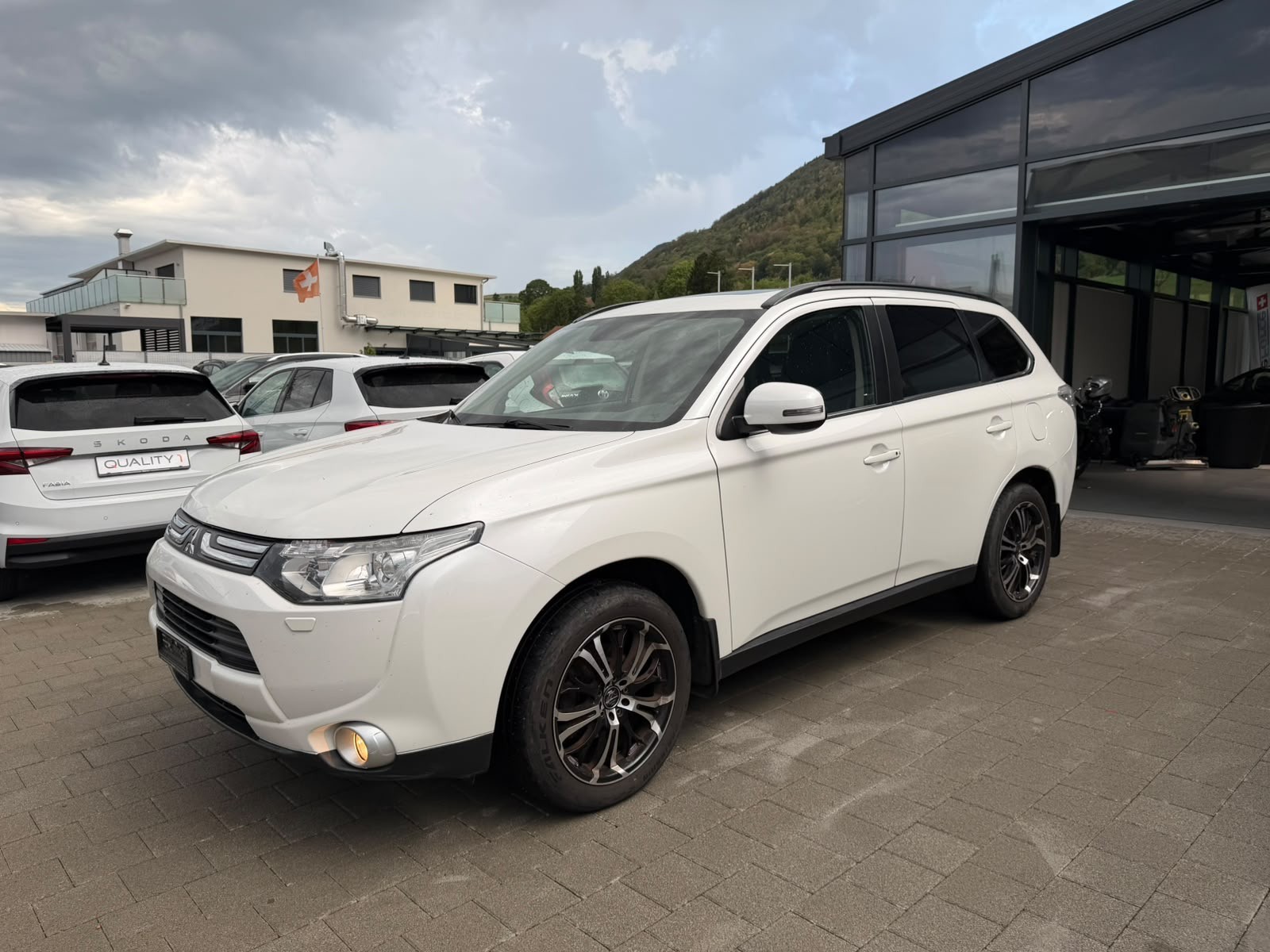 MITSUBISHI Outlander 2.2 DID Navigator Safety 4WD Automatic-image-1