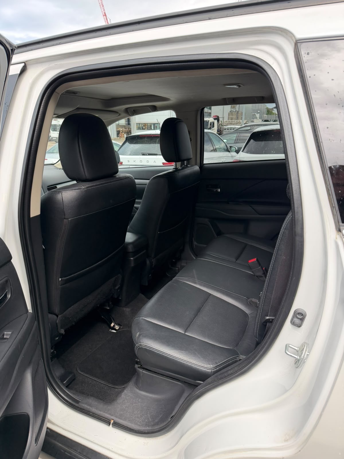 MITSUBISHI Outlander 2.2 DID Navigator Safety 4WD Automatic-image-12
