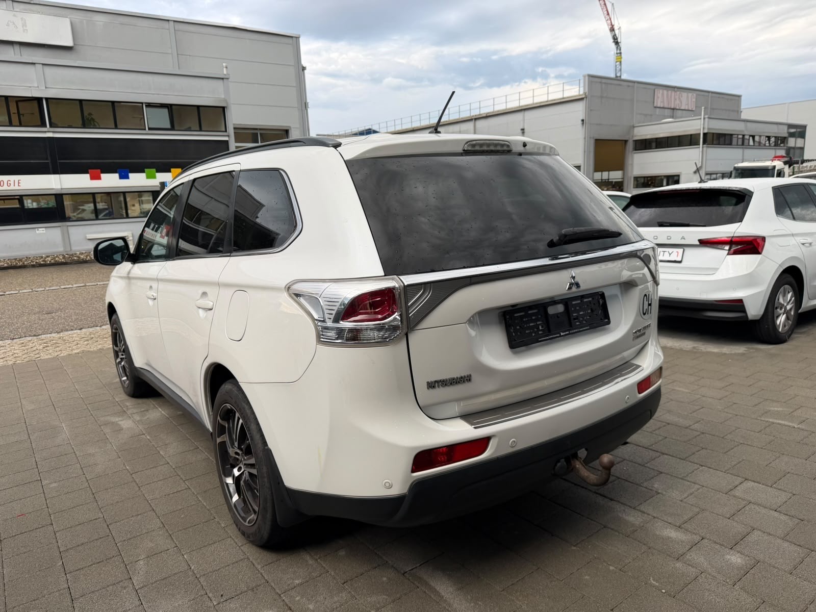 MITSUBISHI Outlander 2.2 DID Navigator Safety 4WD Automatic-image-8