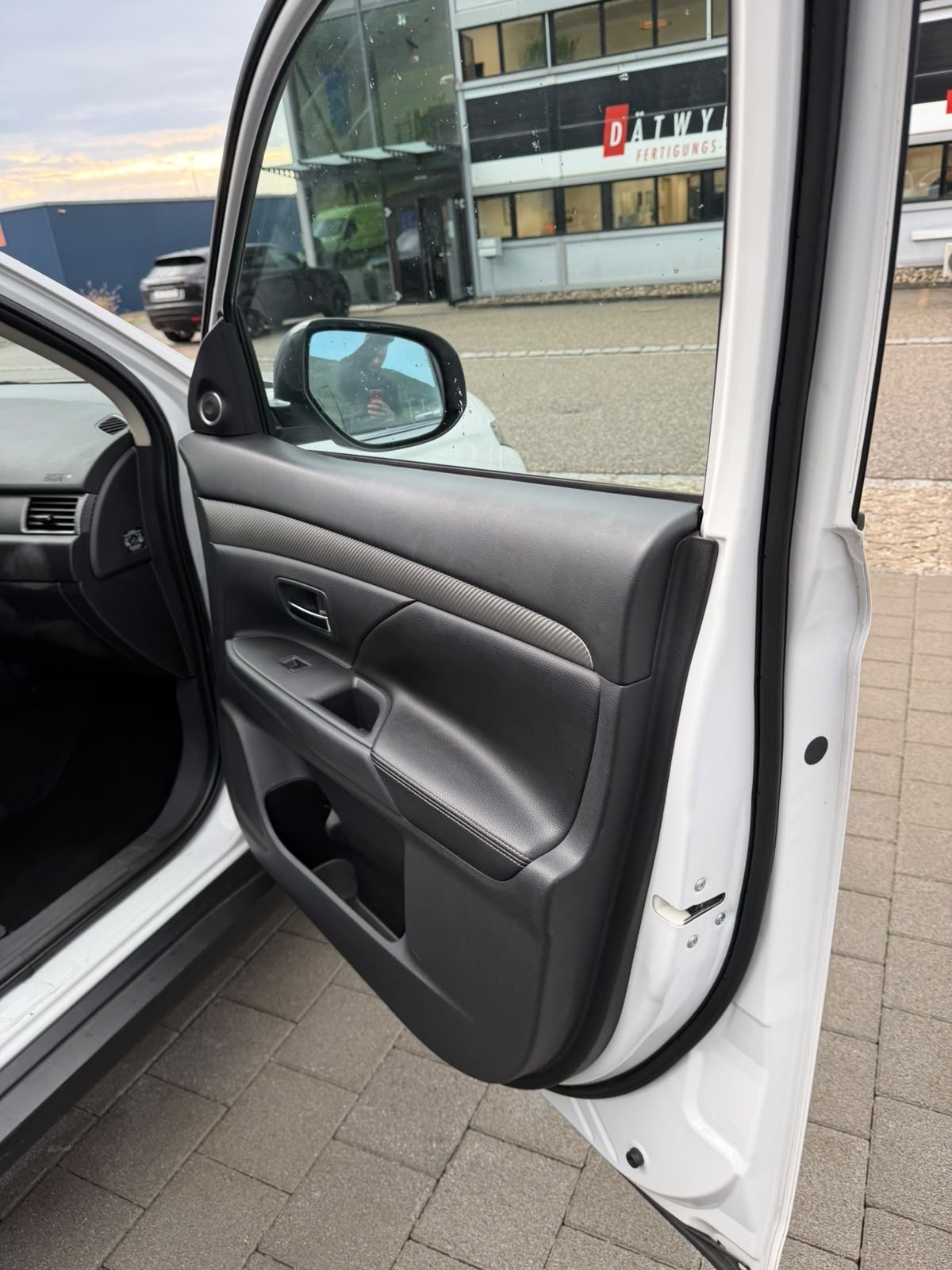 MITSUBISHI Outlander 2.2 DID Navigator Safety 4WD Automatic-image-16
