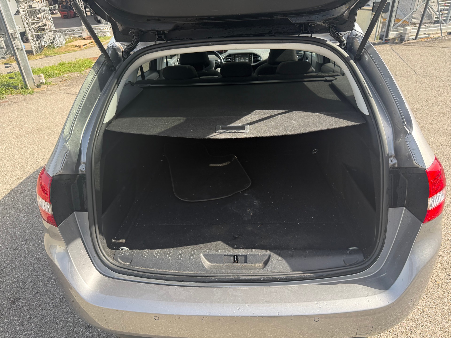 PEUGEOT 308 SW 1.2 Pure Tech Active EAT6-image-6