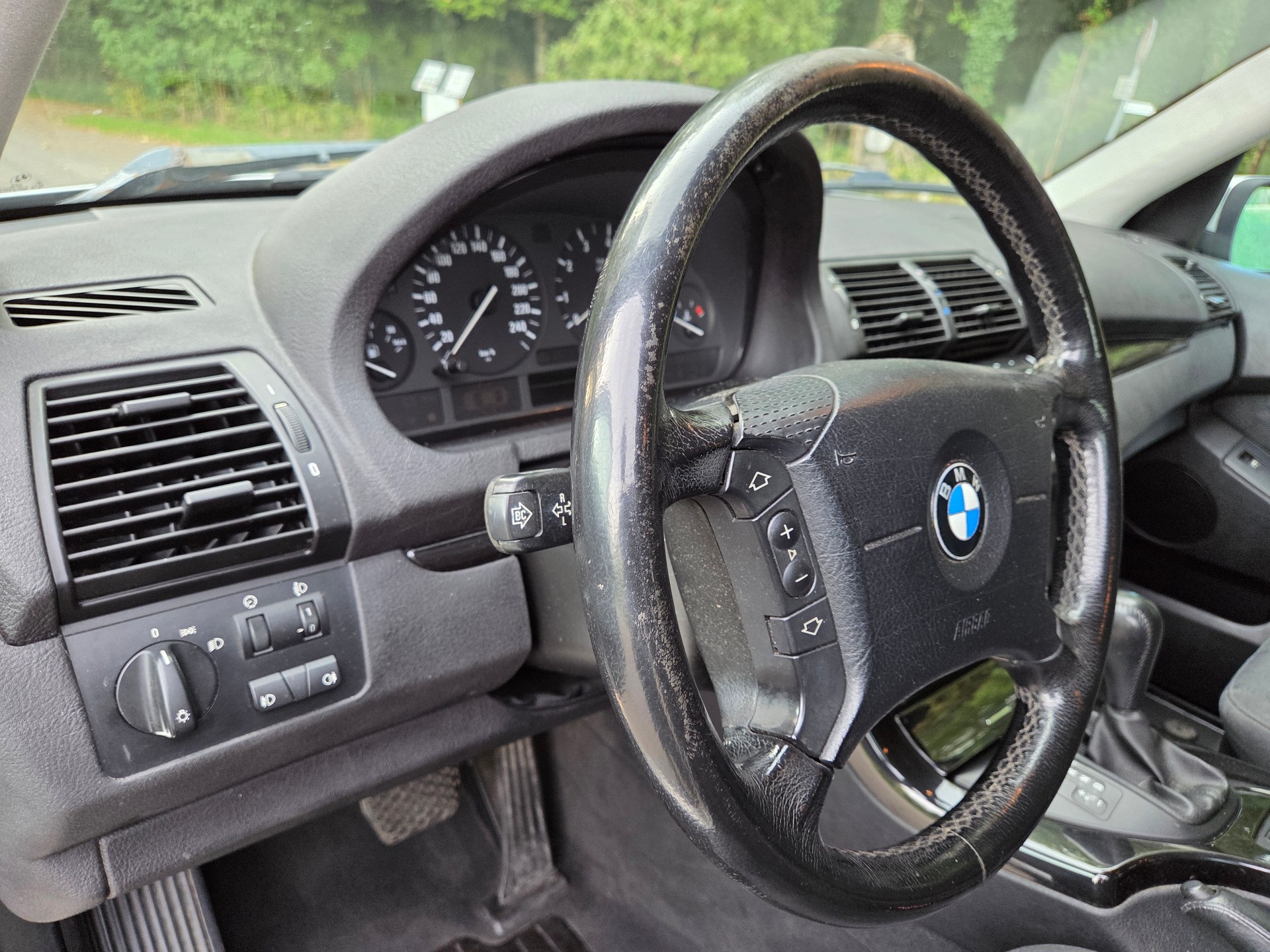BMW X5 3.0i-image-8
