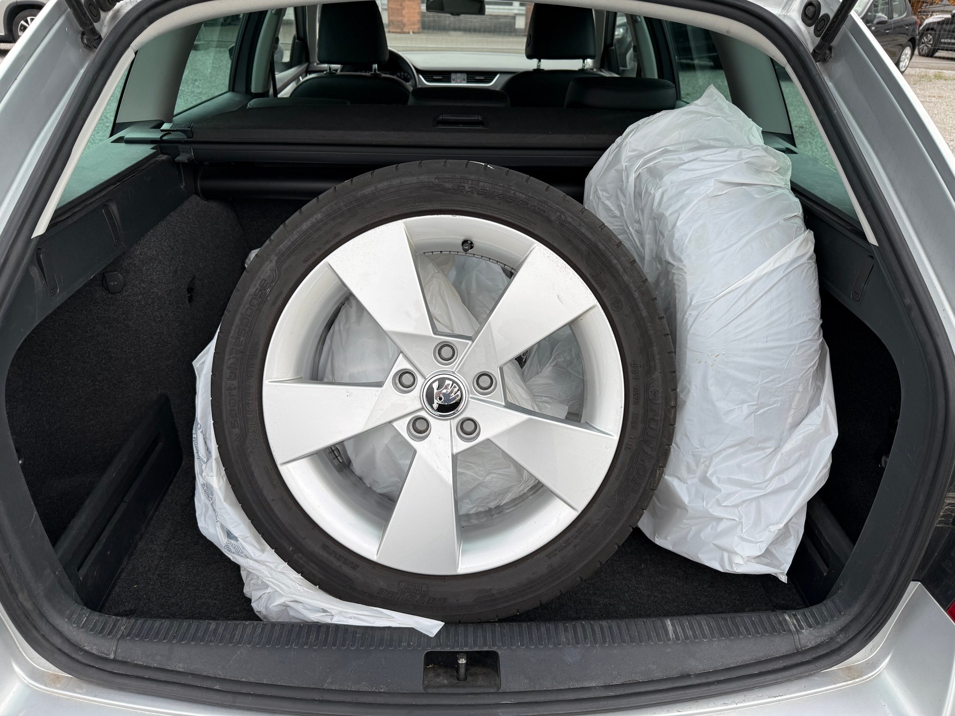 SKODA Octavia Combi 2.0 TDI Style 4x4-image-10