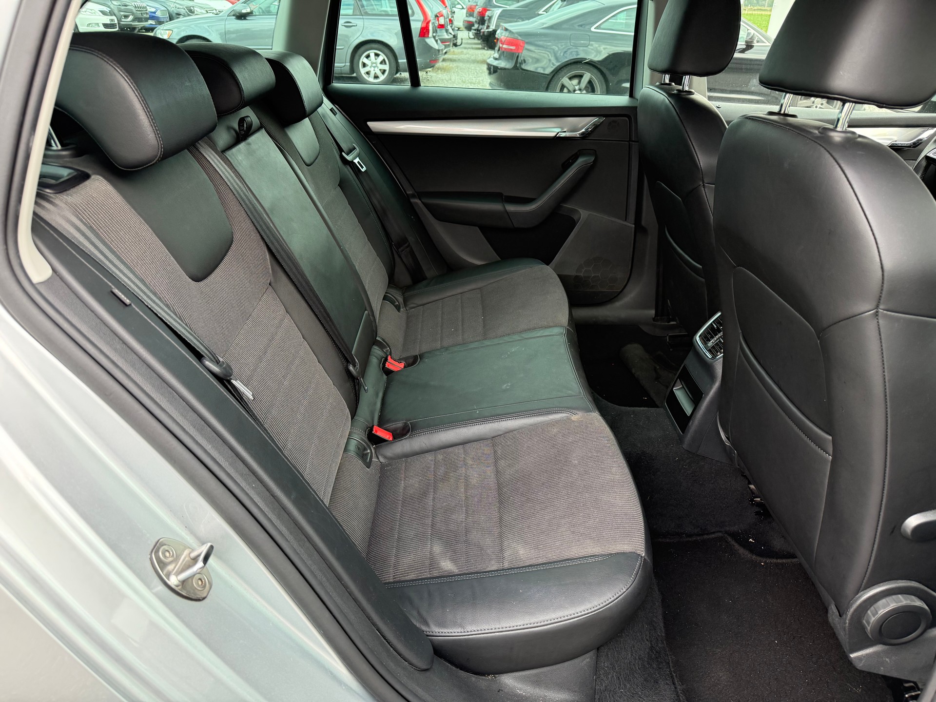 SKODA Octavia Combi 2.0 TDI Style 4x4-image-8