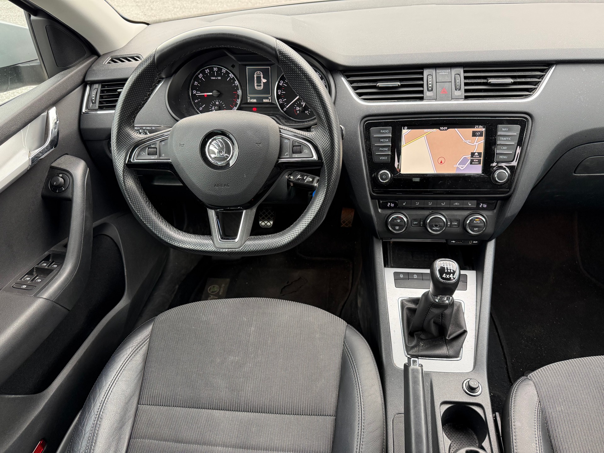 SKODA Octavia Combi 2.0 TDI Style 4x4-image-9