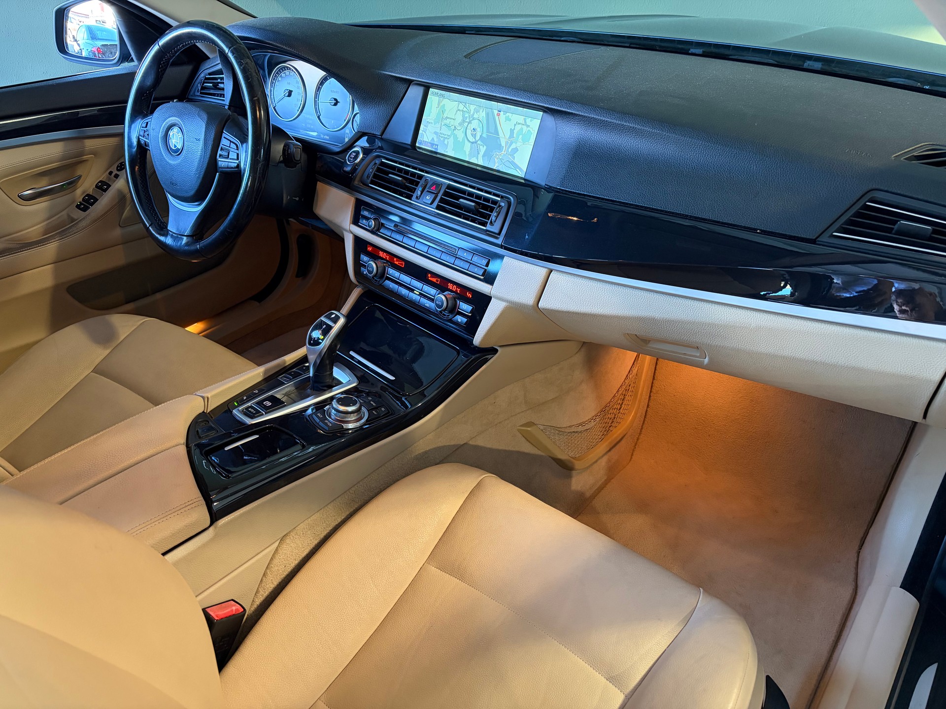 BMW 528i xDrive Touring Steptronic-image-13
