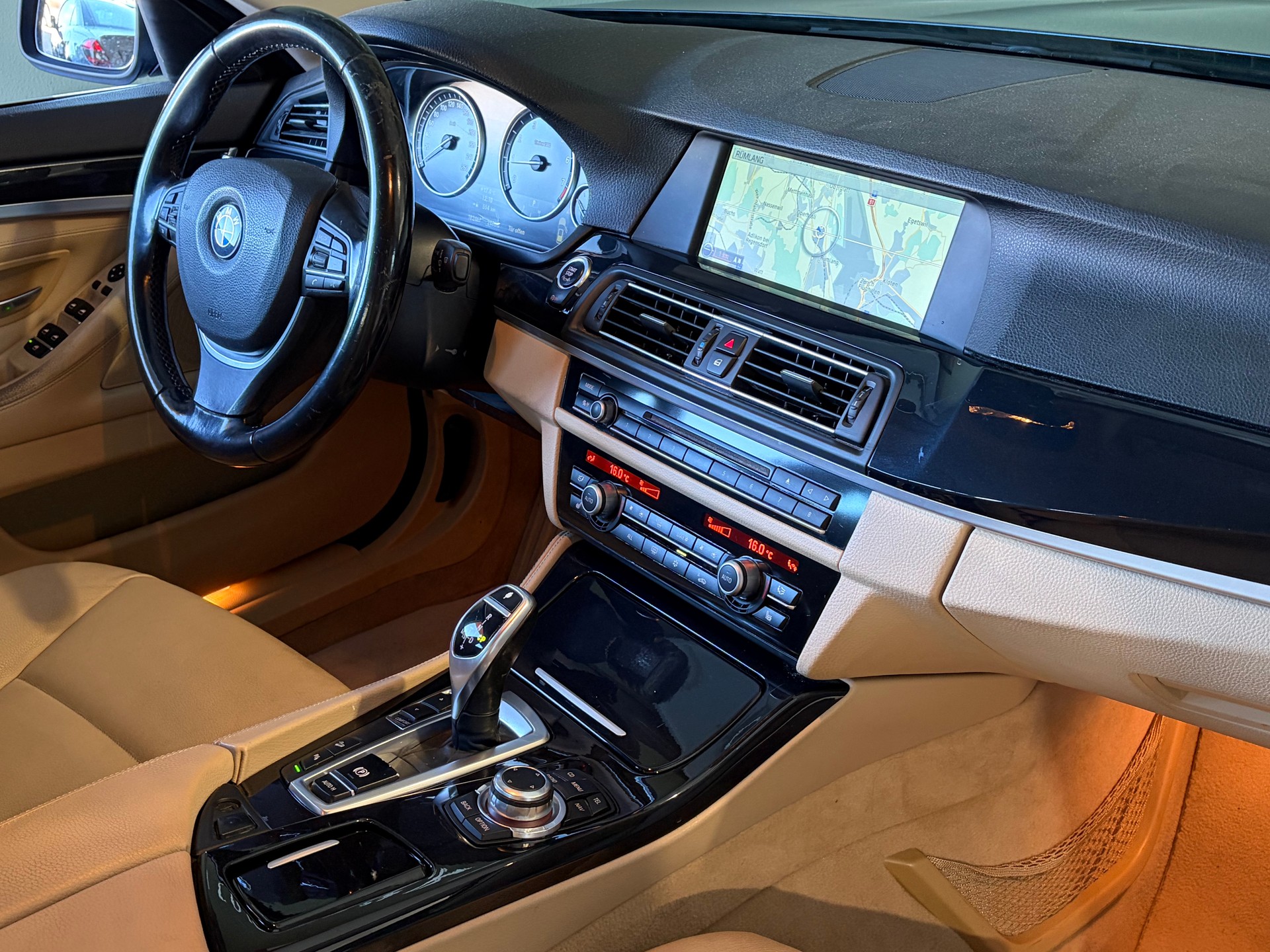 BMW 528i xDrive Touring Steptronic-image-12