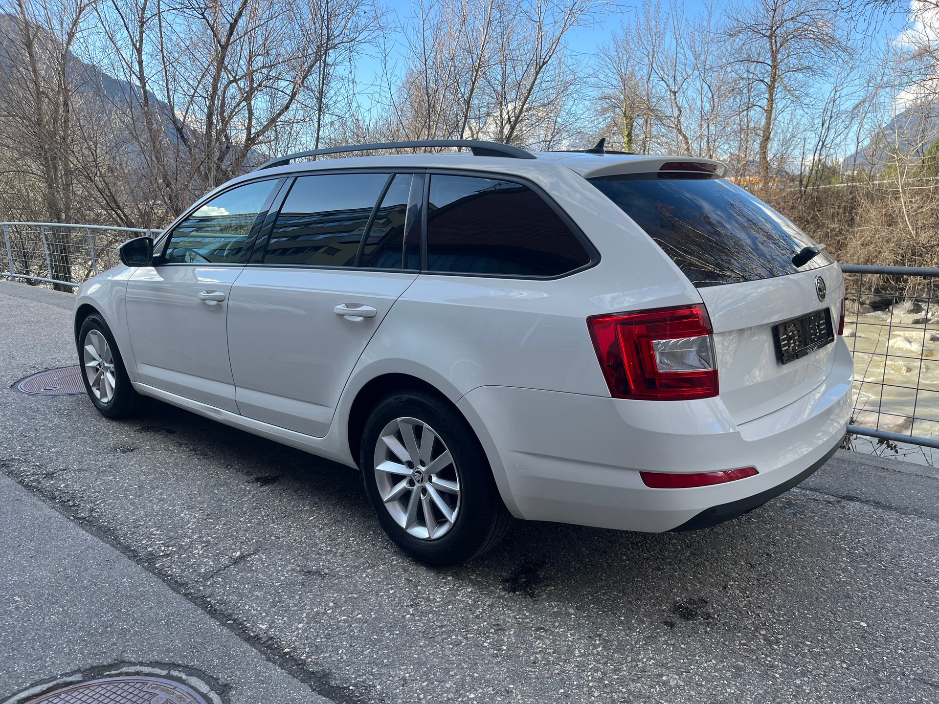 SKODA Octavia Combi 1.8 TSI Elegance 4x4 DSG-image-2