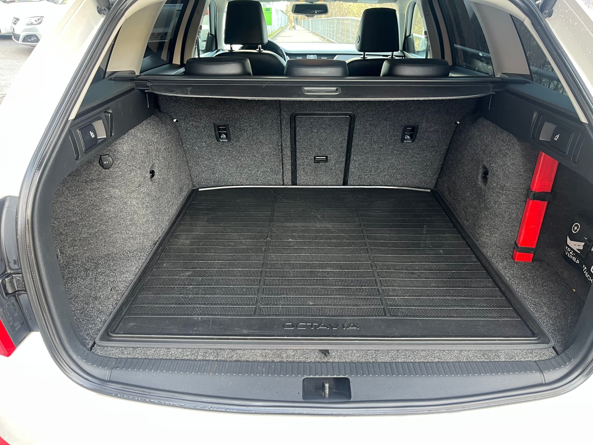 SKODA Octavia Combi 1.8 TSI Elegance 4x4 DSG-image-8