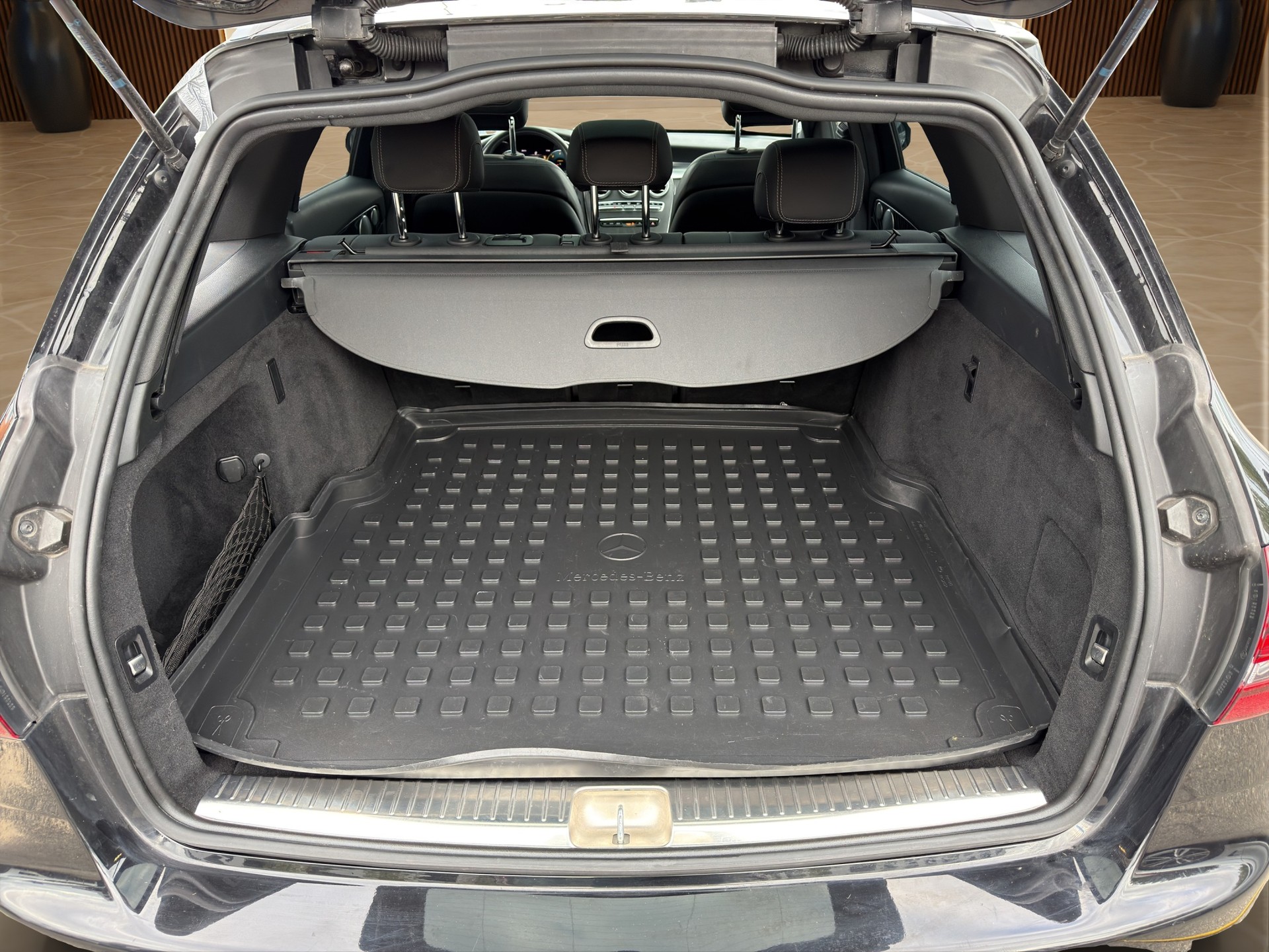 MERCEDES-BENZ C 300 d AMG Line 4Matic 9G-Tronic-image-17