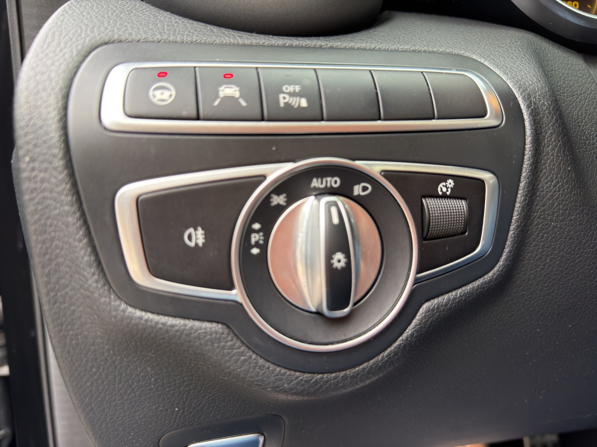 MERCEDES-BENZ C 300 d AMG Line 4Matic 9G-Tronic-image-28