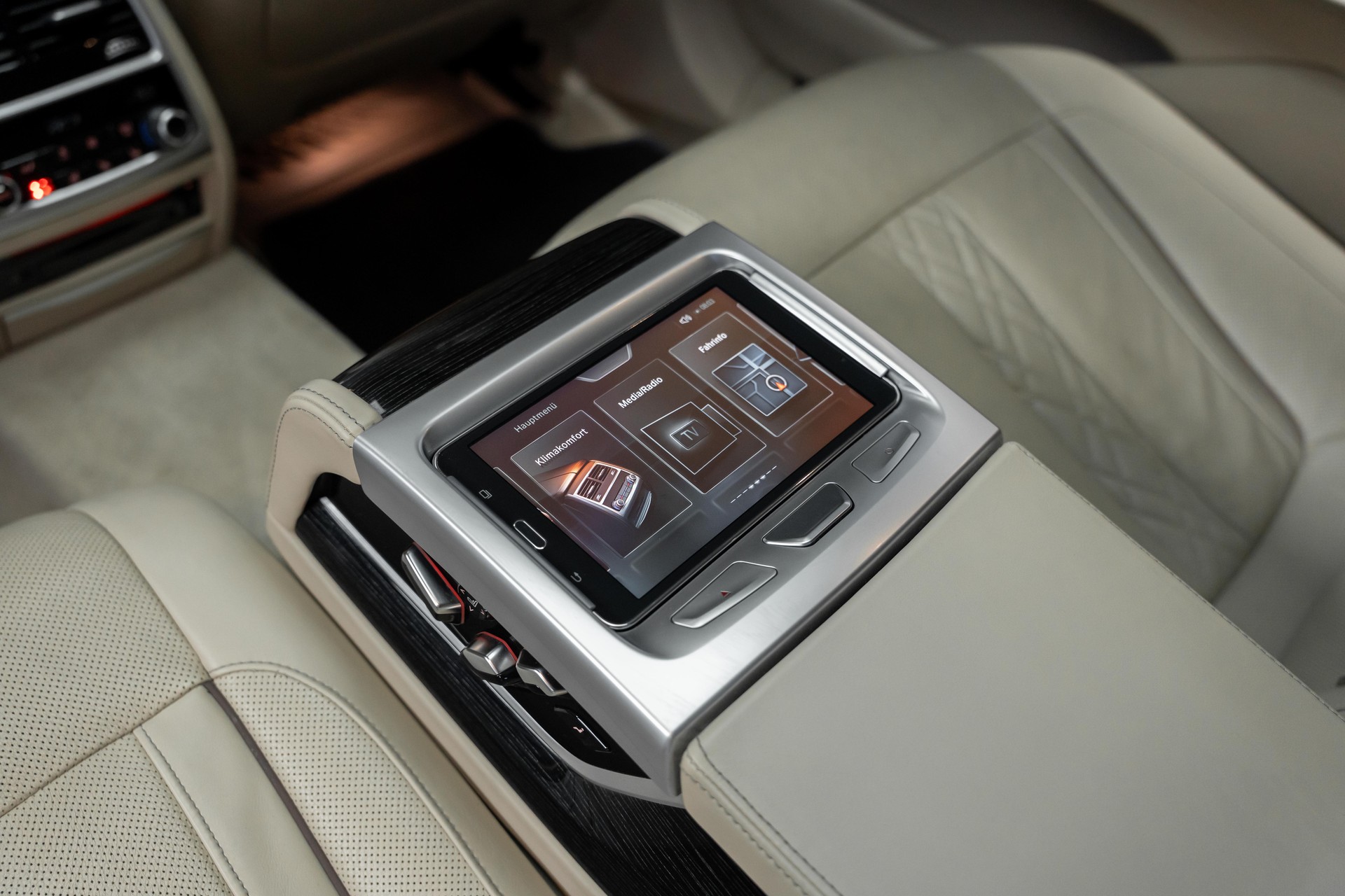 BMW 740Ld xDrive Steptronic-image-16