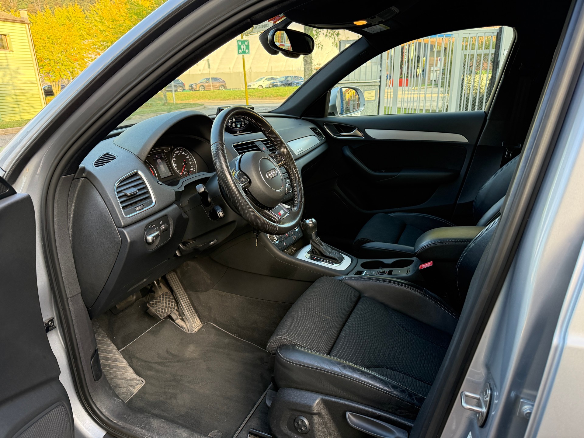 AUDI Q3 2.0 TDI quattro S-Line S-tronic-image-11