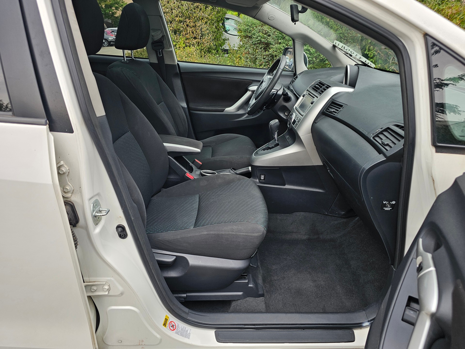 TOYOTA Verso 2.2 D-CAT Linea Sol Automatic-image-10