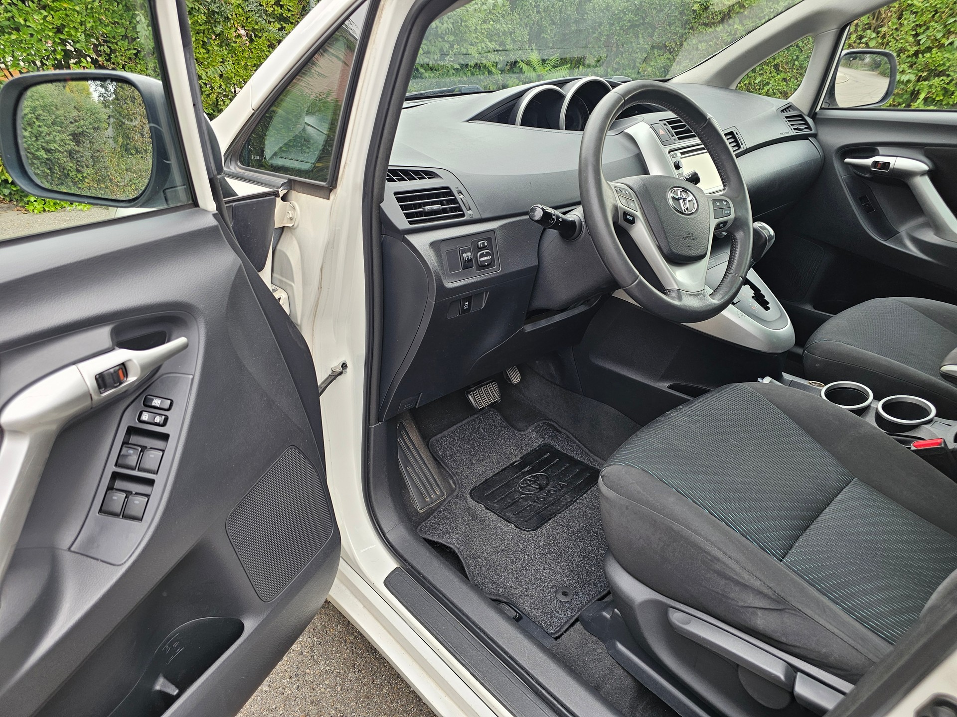 TOYOTA Verso 2.2 D-CAT Linea Sol Automatic-image-6