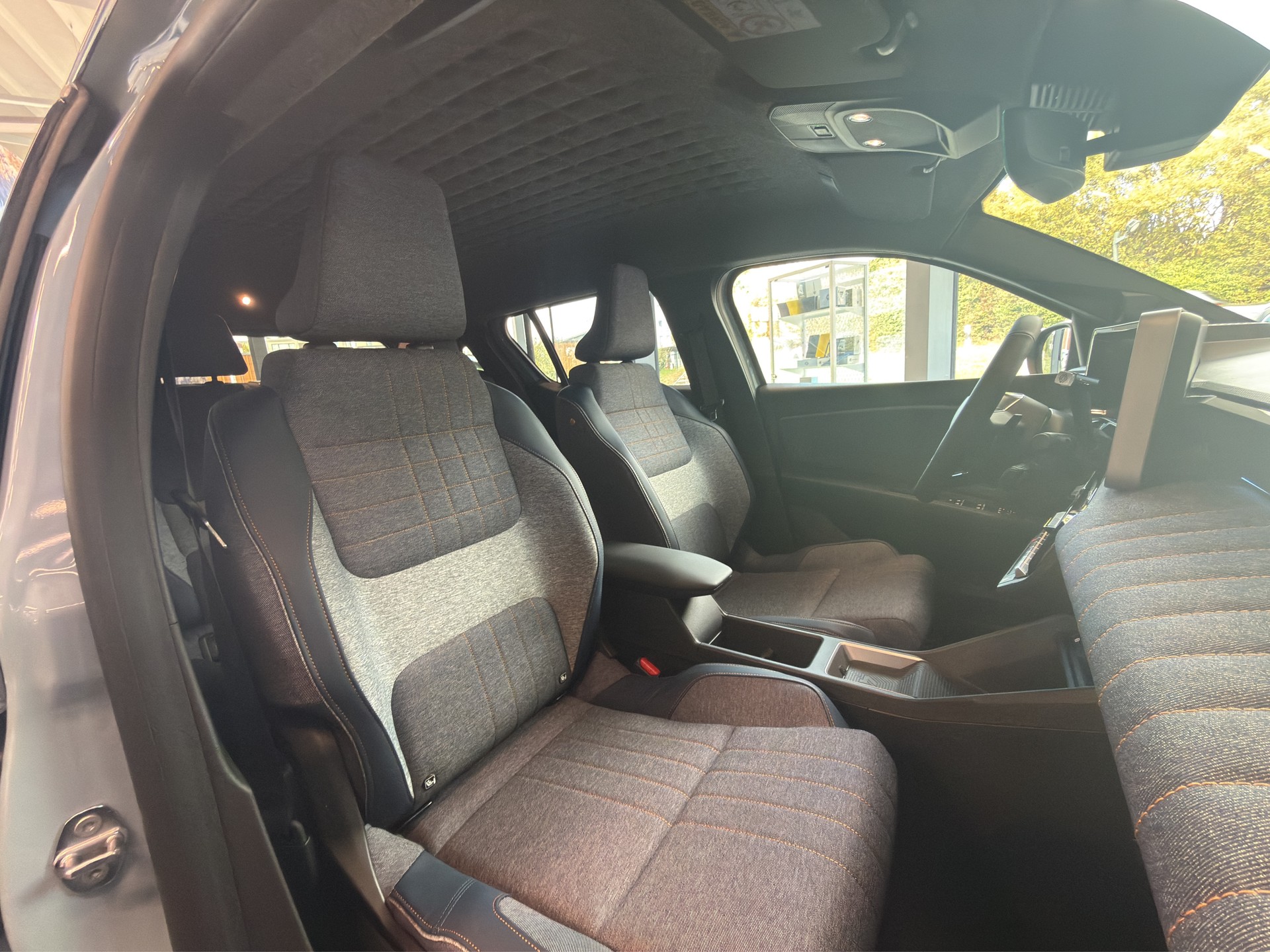 RENAULT R4 E-Tech Comfort Range 52 kWh Techno-image-16