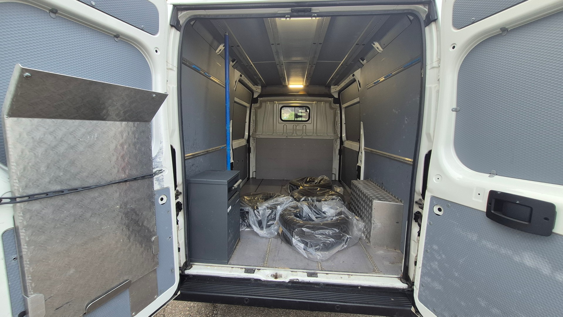 PEUGEOT Boxer 2.2 HDI 335 Premium L2H2-image-4