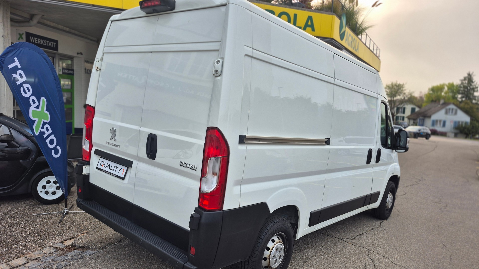 PEUGEOT Boxer 2.2 HDI 335 Premium L2H2-image-1