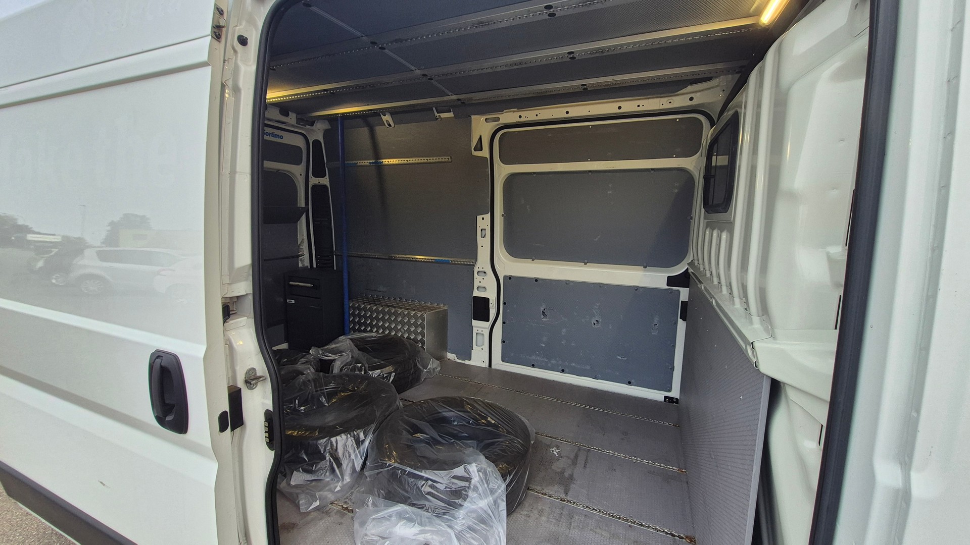 PEUGEOT Boxer 2.2 HDI 335 Premium L2H2-image-3