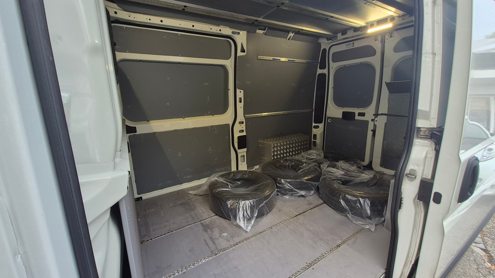 PEUGEOT Boxer 2.2 HDI 335 Premium L2H2-image-7