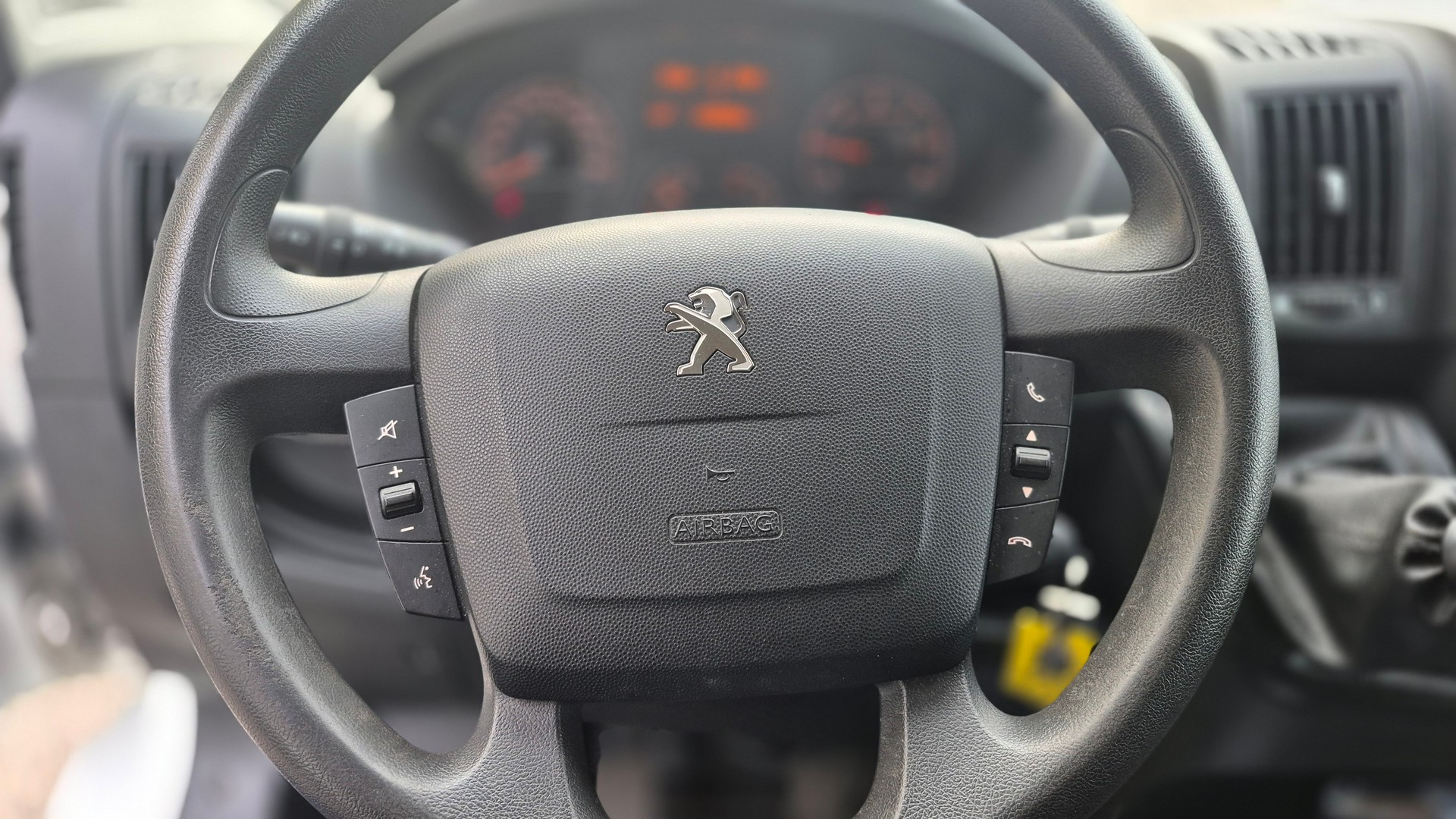 PEUGEOT Boxer 2.2 HDI 335 Premium L2H2-image-11