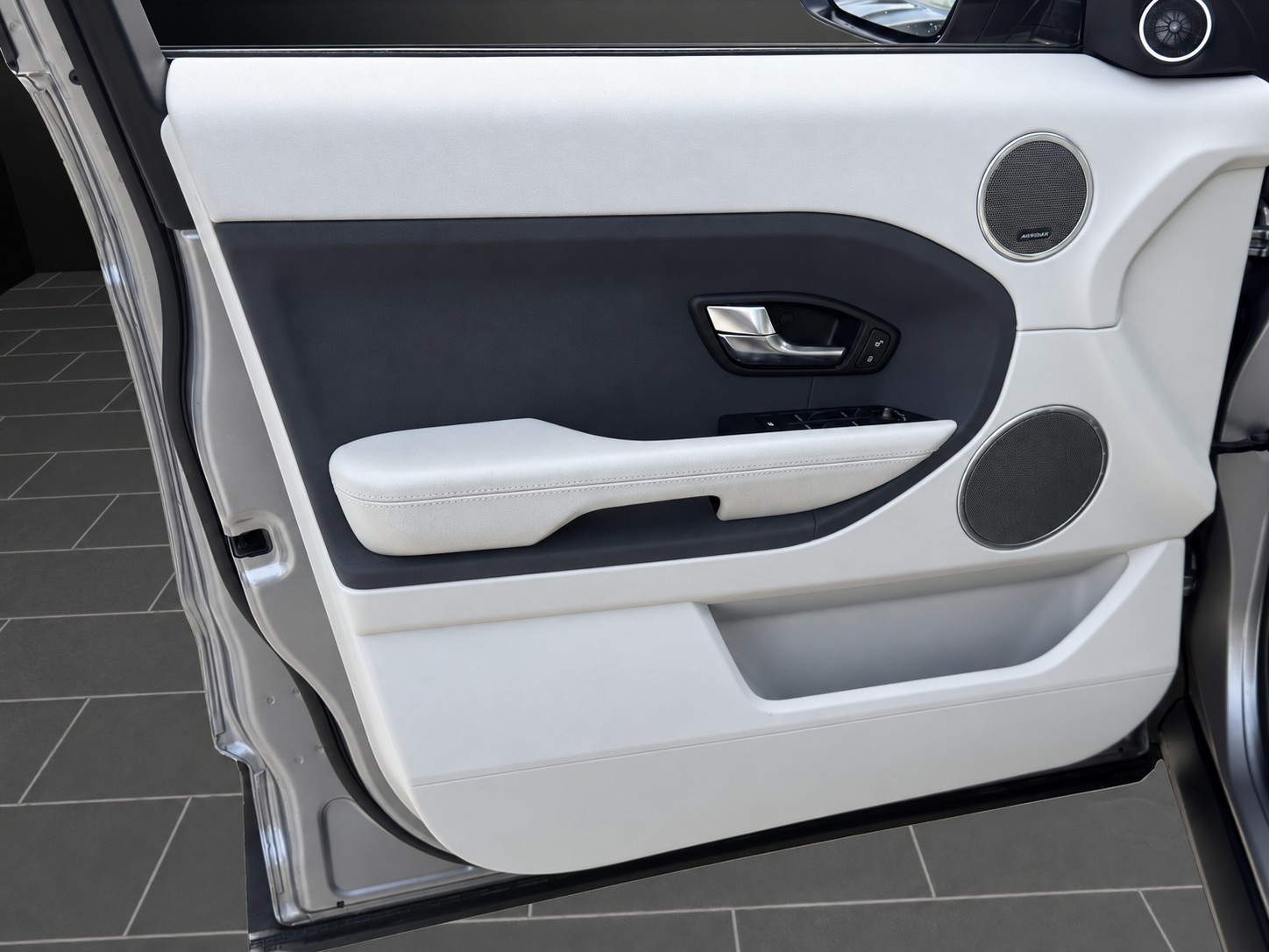 LAND ROVER Range Rover Evoque 2.2 SD4 Pure AT6 mit 190 PS-image-12