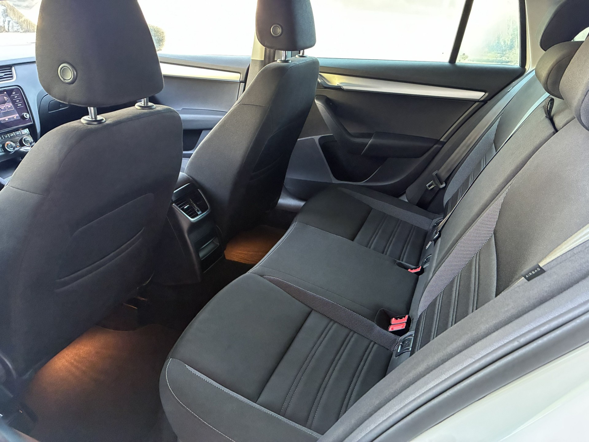 SKODA Octavia Combi 1.8 TSI Ambition 4x4 DSG-image-10