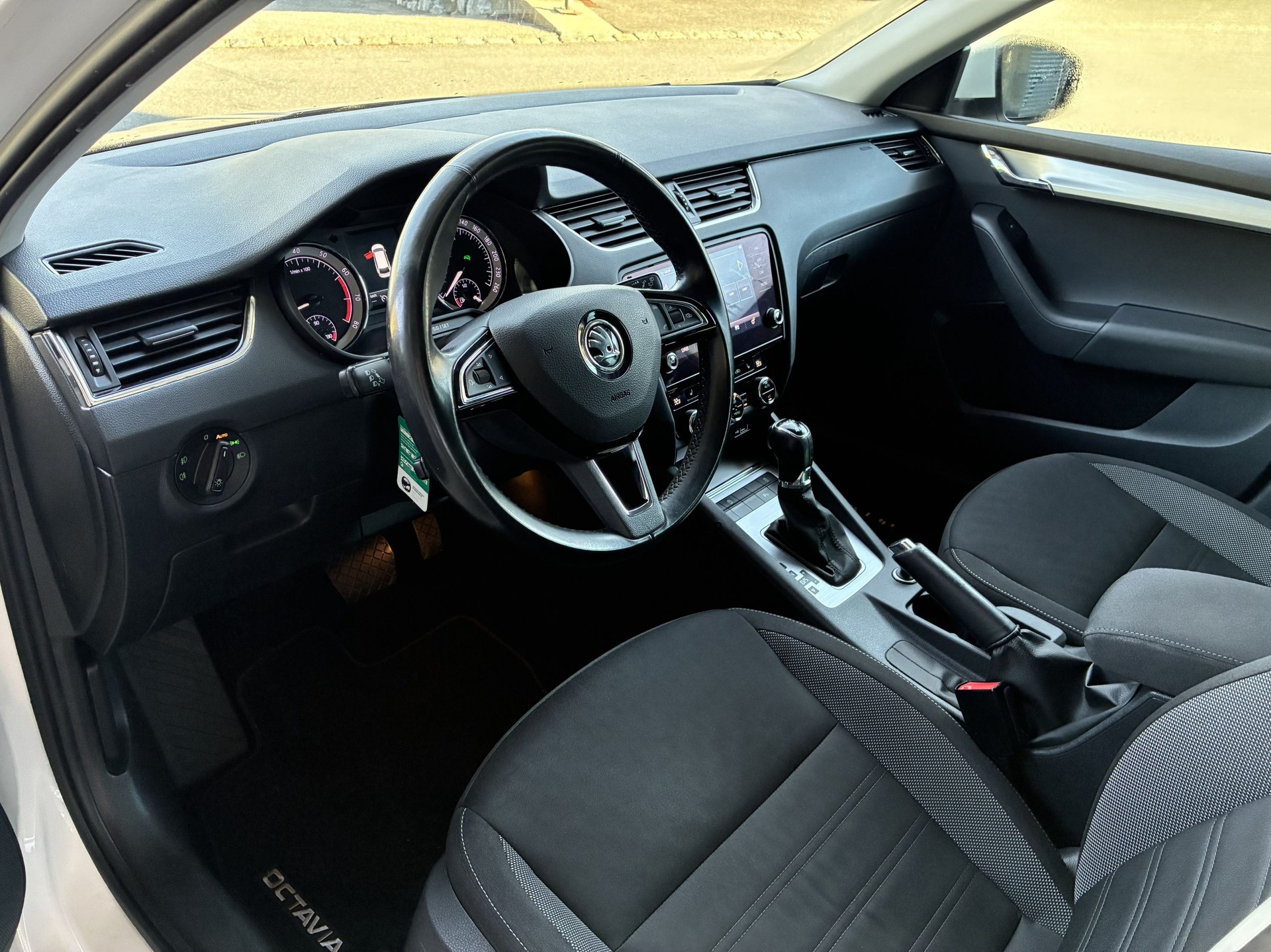 SKODA Octavia Combi 1.8 TSI Ambition 4x4 DSG-image-12