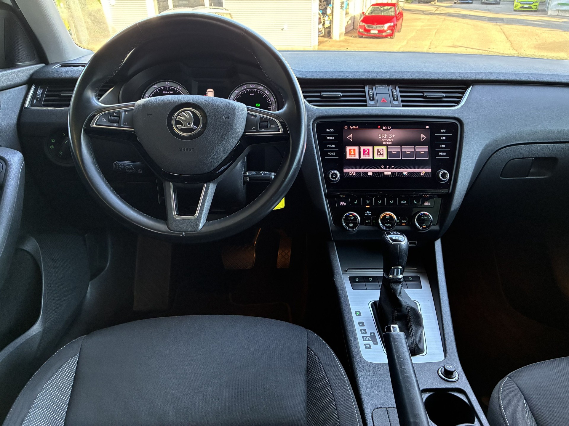 SKODA Octavia Combi 1.8 TSI Ambition 4x4 DSG-image-11