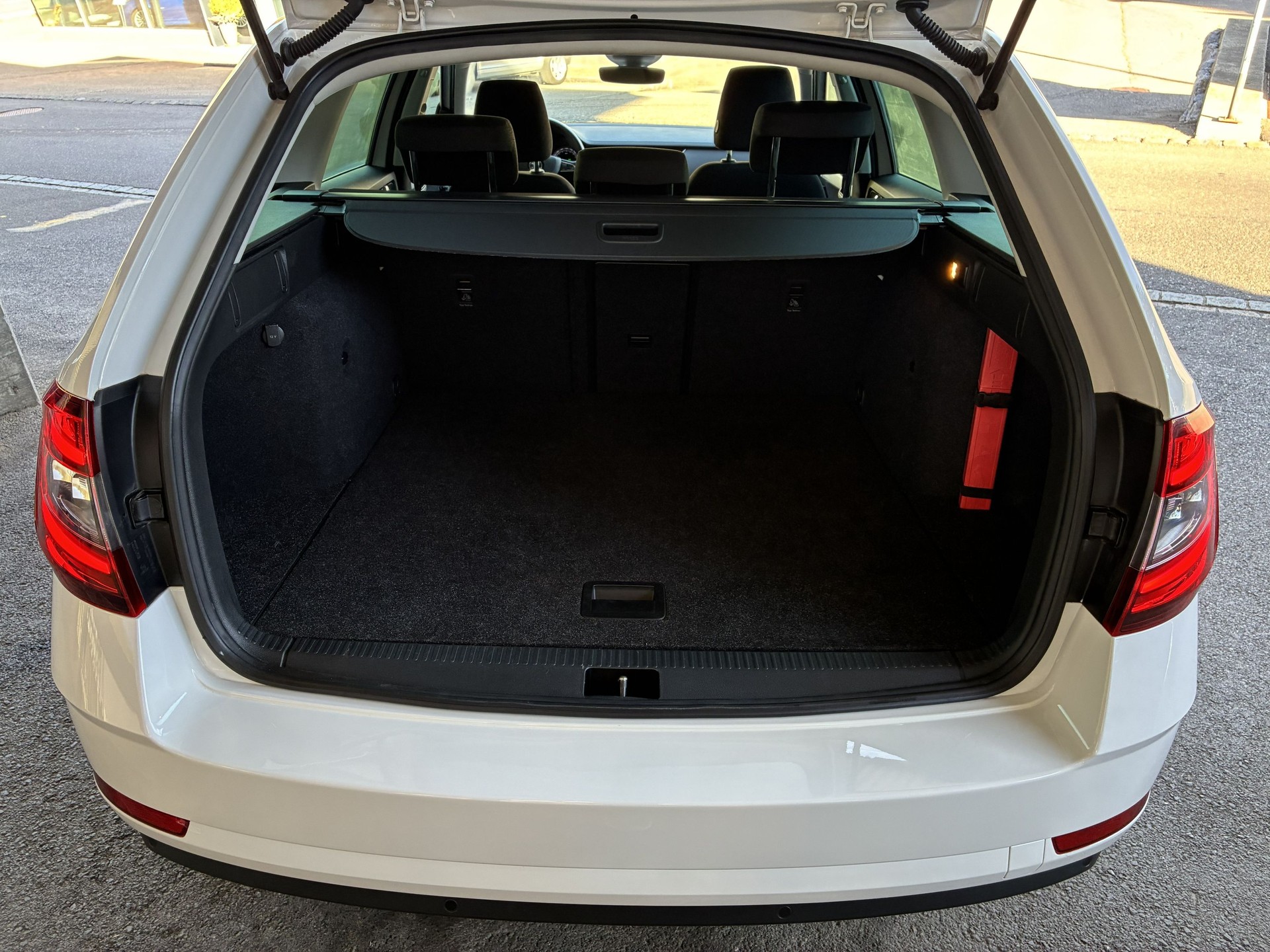 SKODA Octavia Combi 1.8 TSI Ambition 4x4 DSG-image-9