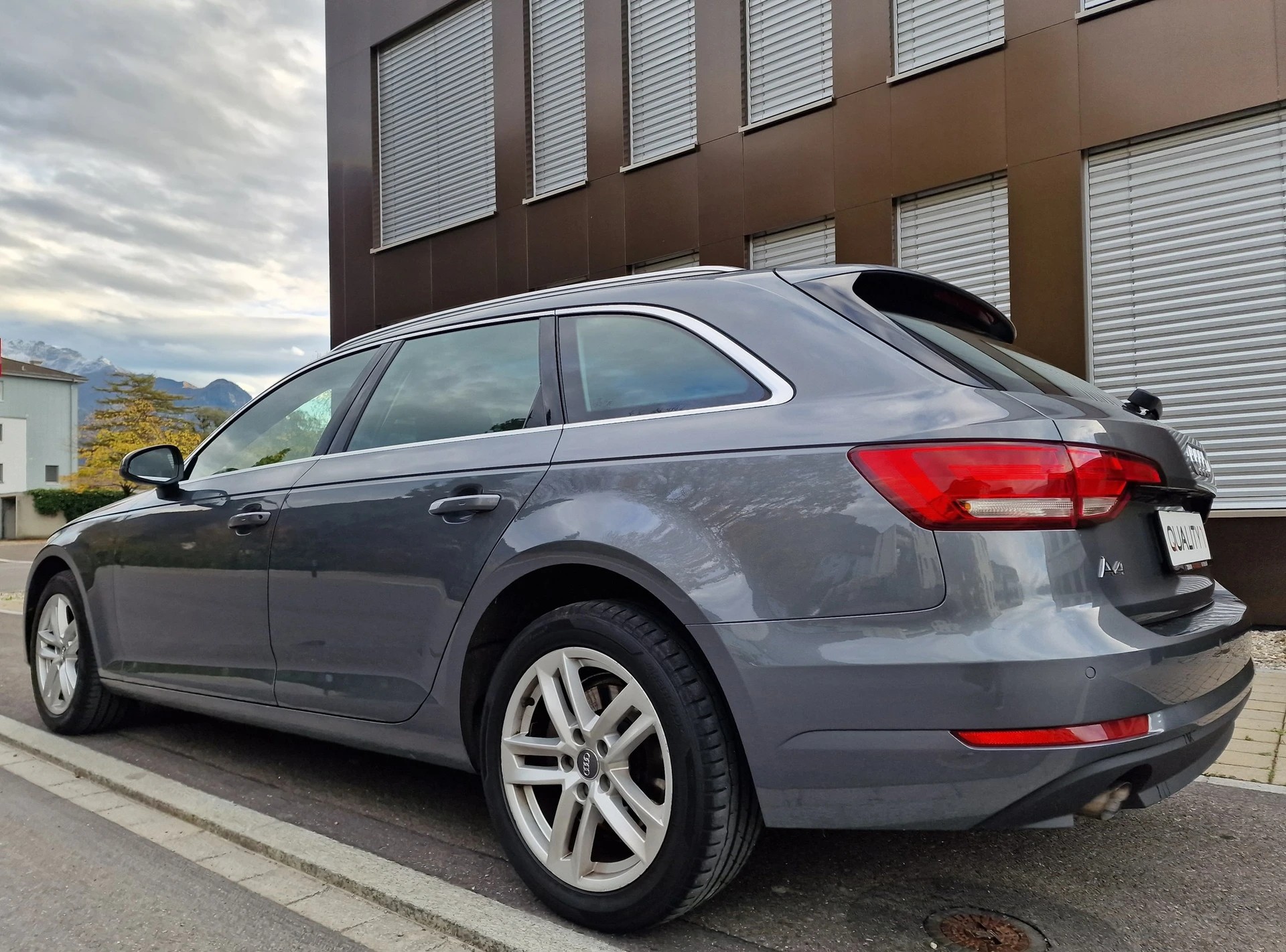 AUDI A4 Avant 2.0 TDI Design S-tronic-image-3