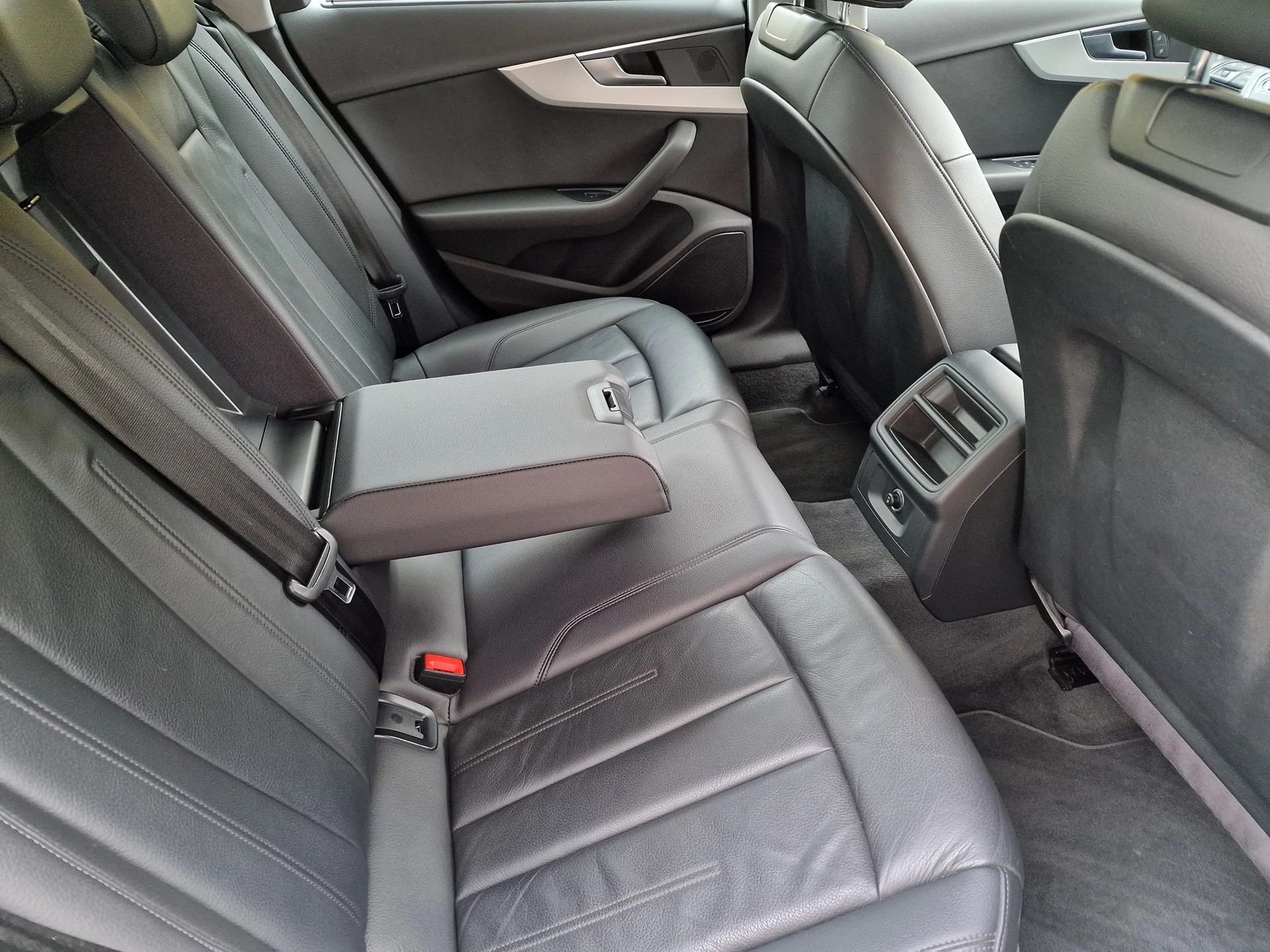AUDI A4 Avant 2.0 TDI Design S-tronic-image-11
