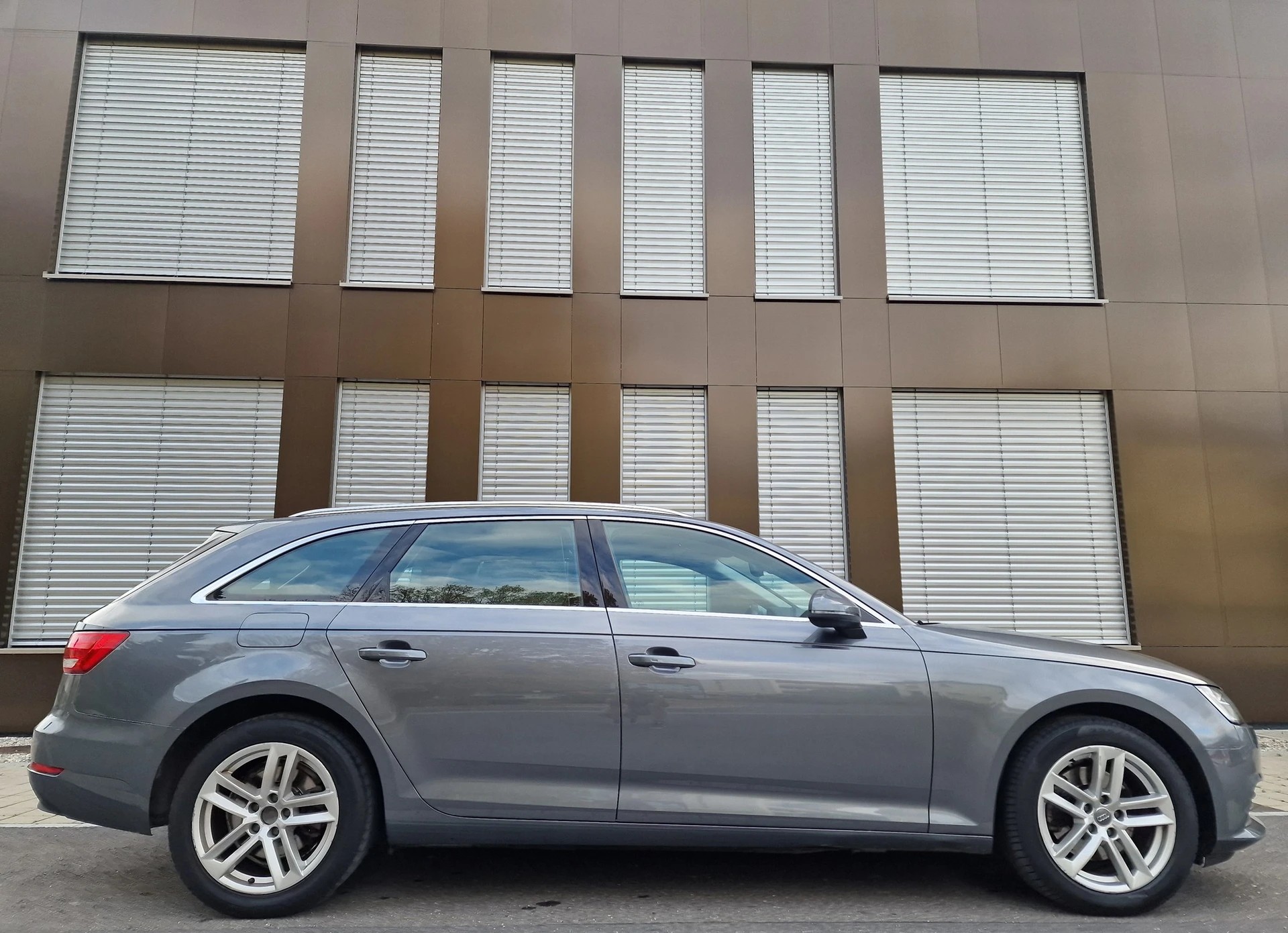 AUDI A4 Avant 2.0 TDI Design S-tronic-image-6