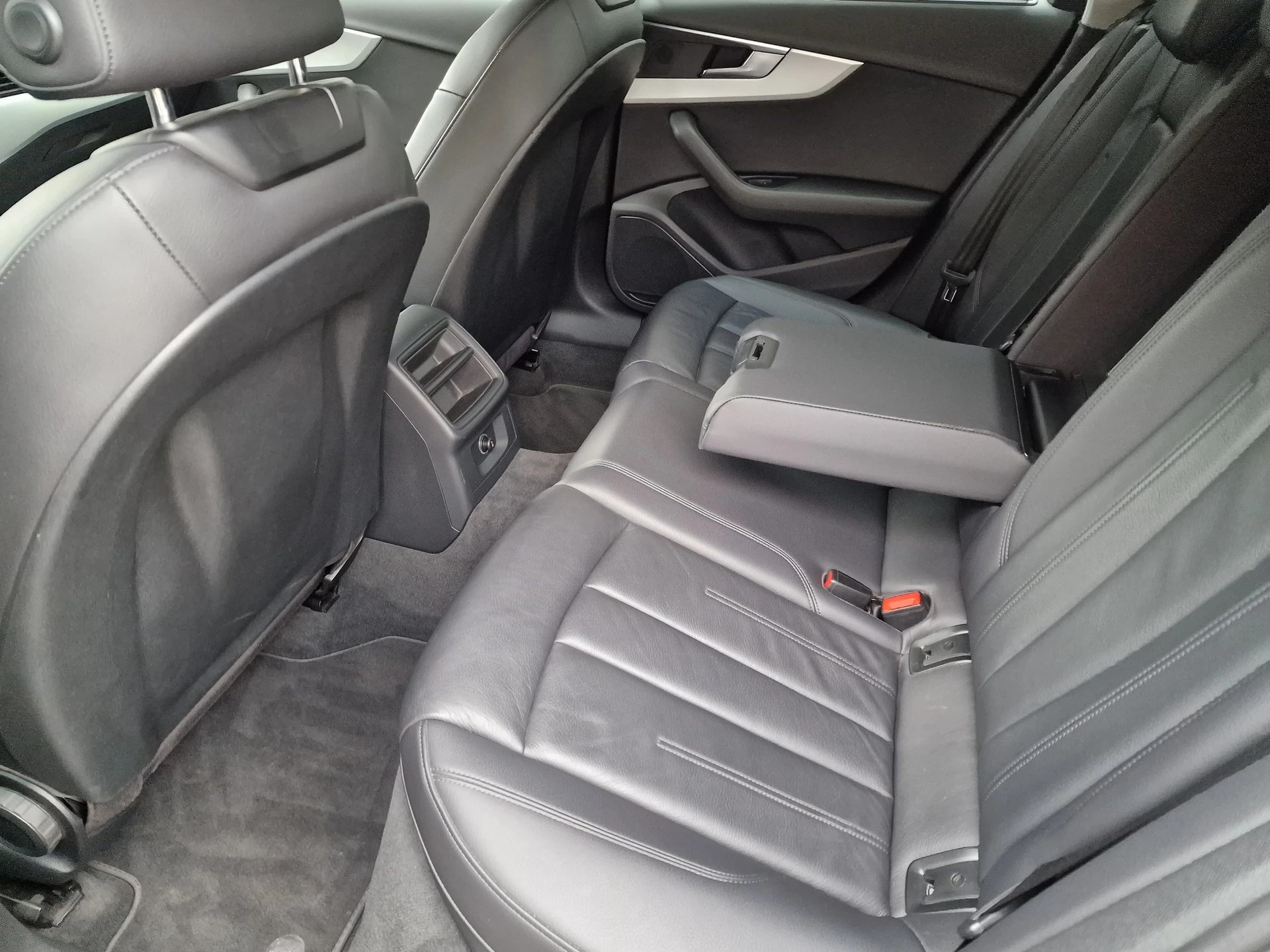 AUDI A4 Avant 2.0 TDI Design S-tronic-image-12