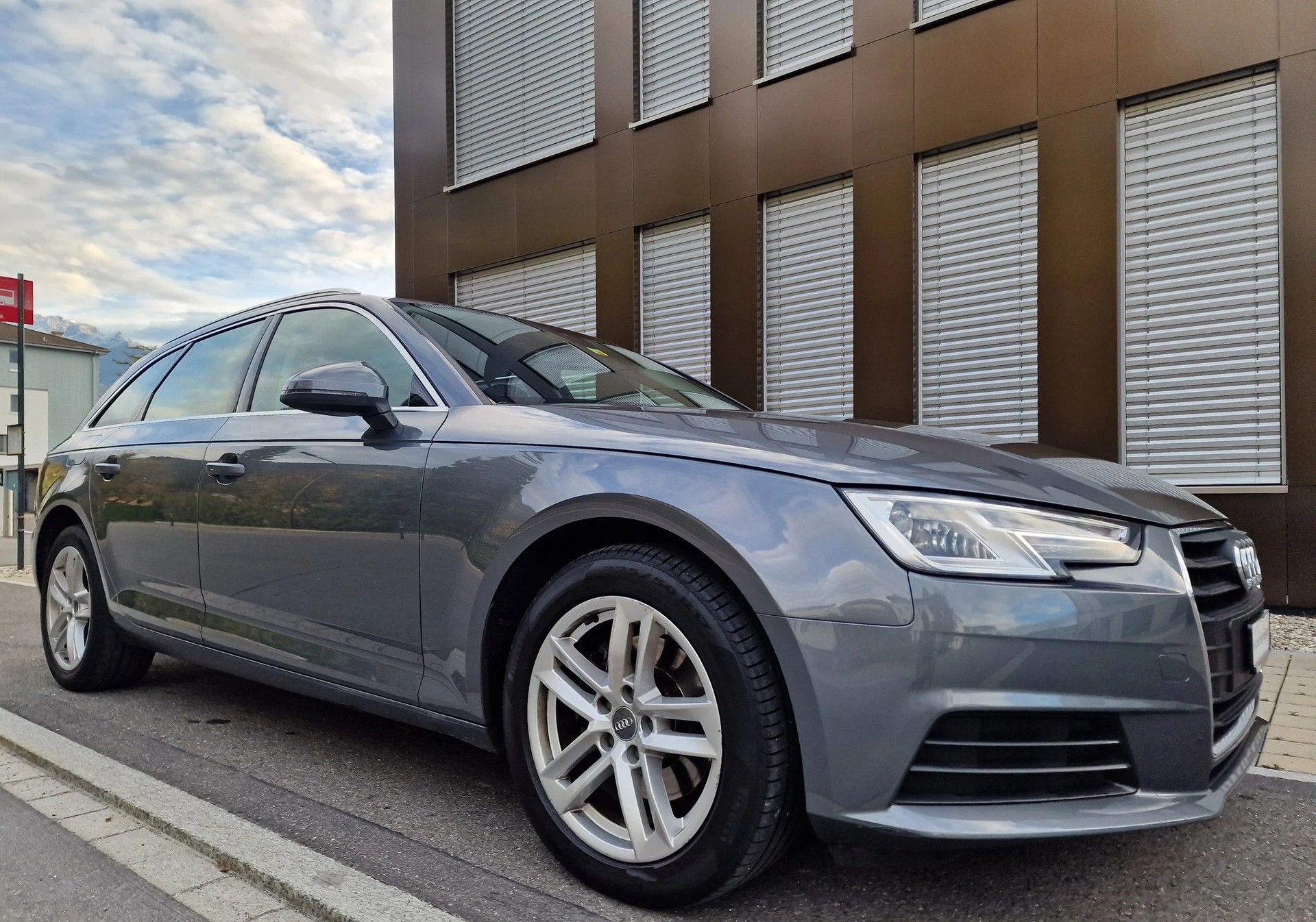 AUDI A4 Avant 2.0 TDI Design S-tronic-image-5